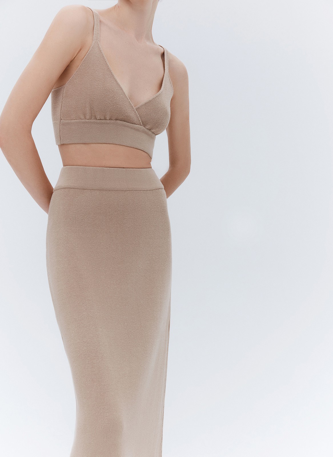 Топ-лиф вязаный, цвет: бежевый Allweneed Топ-лиф из тонкого вязаного трикотажа. Трендовая модель этого сезона - топ-лиф, для дополнения эффектных или повседневных образов с юбками, брюками и джинсами. Дополнит образ с юбкой из того же вязаного трикотажа
. Пояс под грудью для лучшей посадки;
Связан в рубчик из гладкой шелковистой пряжи, хорошо пропускающей воздух;
Благодаря искусственным волокнам изделие не мнется, долго служит и сохраняет форму
На модели размер XS