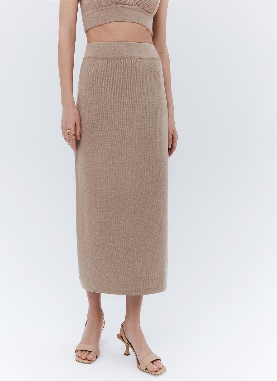 Юбка макси вязаная, цвет: бежевый Allweneed Вязаная юбка прямого кроя комфортно облегает силуэт, а эластичный пояс позволяет регулировать посадку. Гладкий трикотаж из вискрозы связан плотным двойным переплетением и слегка холодит кожу. Сочетайте юбку с топом из нашей коллекции, а так же с рубашками, футболками или иными вариантами топов.
На модели размер XS