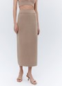 Юбка макси вязаная, цвет: бежевый Allweneed Вязаная юбка прямого кроя комфортно облегает силуэт, а эластичный пояс позволяет регулировать посадку. Гладкий трикотаж из вискрозы связан плотным двойным переплетением и слегка холодит кожу. Сочетайте юбку с топом из нашей коллекции, а так же с рубашками, футболками или иными вариантами топов.
На модели размер XS