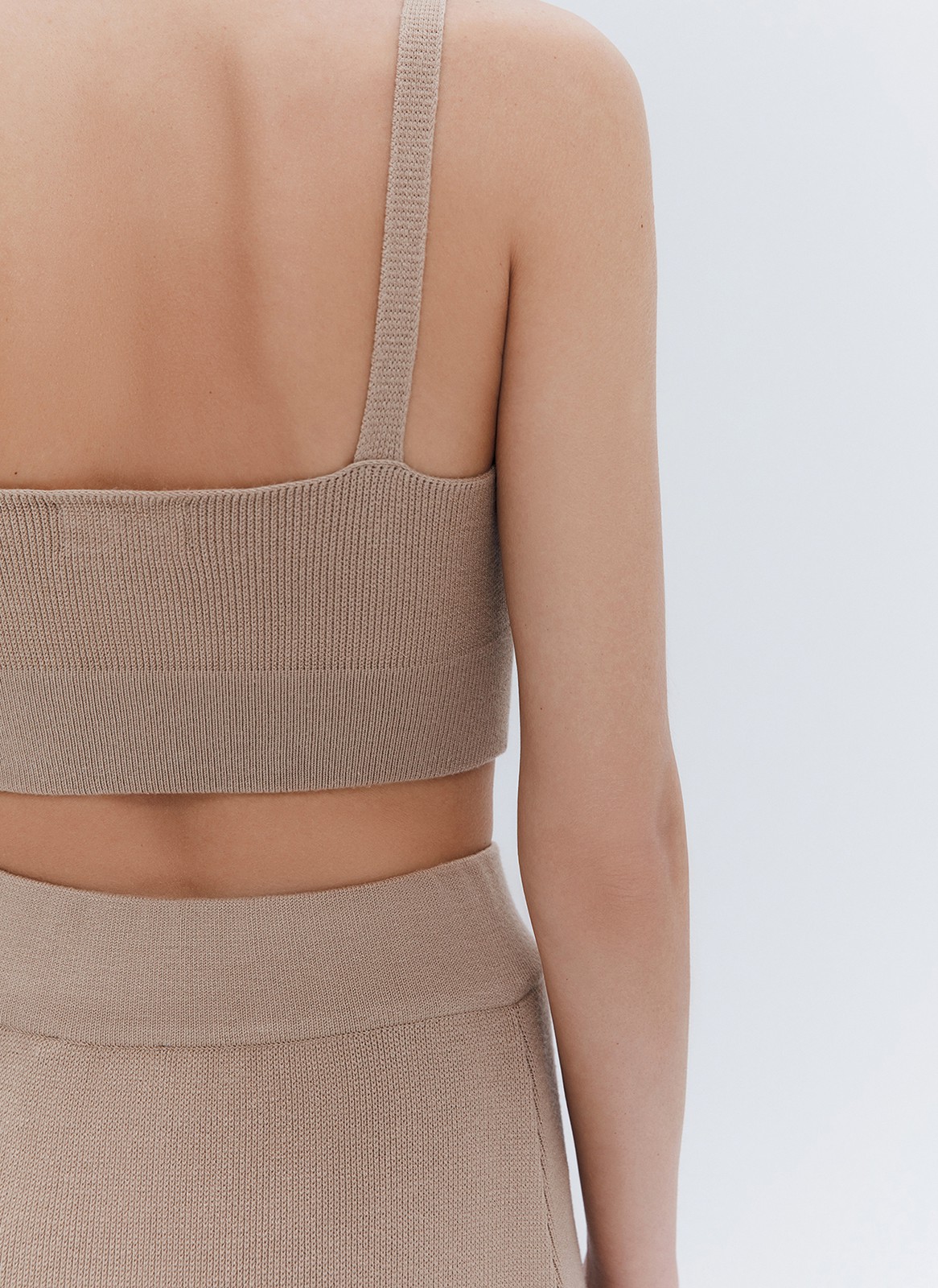 Топ-лиф вязаный, цвет: бежевый Allweneed Топ-лиф из тонкого вязаного трикотажа. Трендовая модель этого сезона - топ-лиф, для дополнения эффектных или повседневных образов с юбками, брюками и джинсами. Дополнит образ с юбкой из того же вязаного трикотажа
. Пояс под грудью для лучшей посадки;
Связан в рубчик из гладкой шелковистой пряжи, хорошо пропускающей воздух;
Благодаря искусственным волокнам изделие не мнется, долго служит и сохраняет форму
На модели размер XS