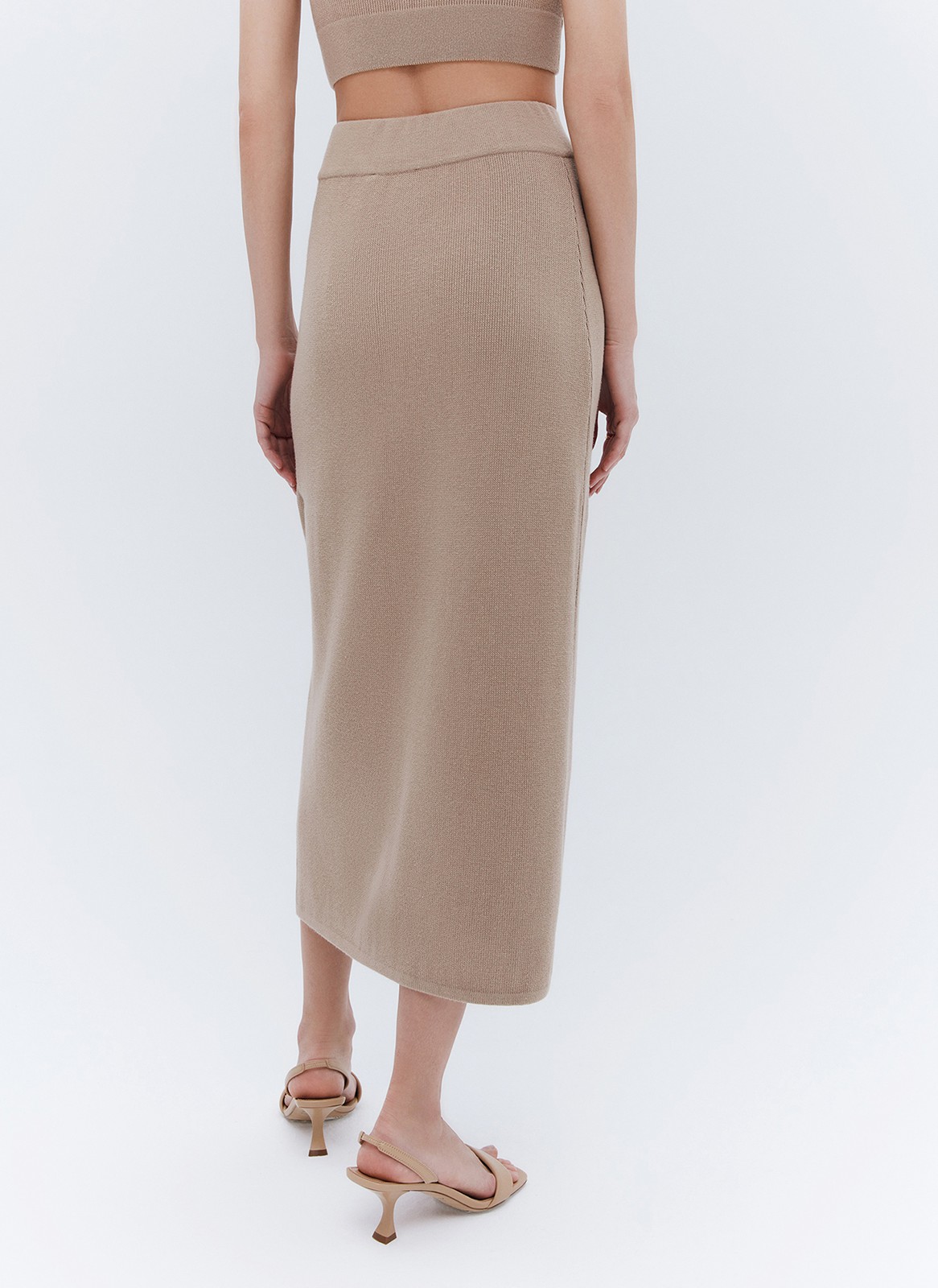 Юбка макси вязаная, цвет: бежевый Allweneed Вязаная юбка прямого кроя комфортно облегает силуэт, а эластичный пояс позволяет регулировать посадку. Гладкий трикотаж из вискрозы связан плотным двойным переплетением и слегка холодит кожу. Сочетайте юбку с топом из нашей коллекции, а так же с рубашками, футболками или иными вариантами топов.
На модели размер XS