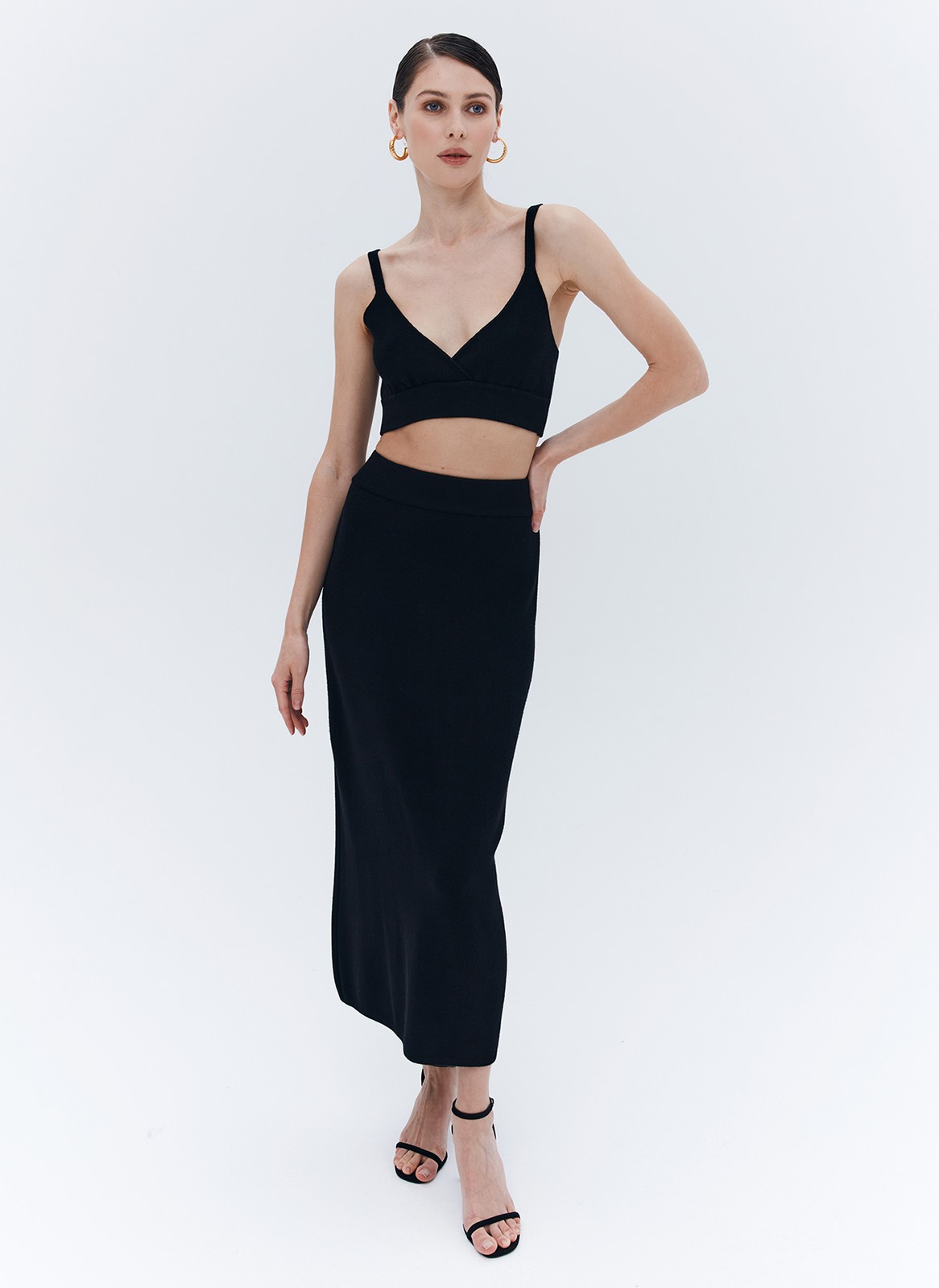 Топ-лиф вязаный, цвет: Черный Allweneed Топ-лиф из тонкого вязаного трикотажа. Трендовая модель этого сезона - топ-лиф, для дополнения эффектных или повседневных образов с юбками, брюками и джинсами. Дополнит образ с юбкой из того же вязаного трикотажа
. Пояс под грудью для лучшей посадки;
Связан в рубчик из гладкой шелковистой пряжи, хорошо пропускающей воздух;
Благодаря искусственным волокнам изделие не мнется, долго служит и сохраняет форму
На модели размер XS