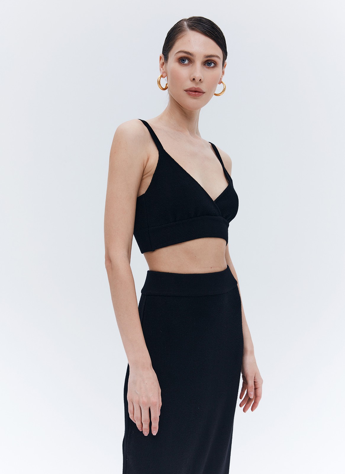 Топ-лиф вязаный, цвет: Черный Allweneed Топ-лиф из тонкого вязаного трикотажа. Трендовая модель этого сезона - топ-лиф, для дополнения эффектных или повседневных образов с юбками, брюками и джинсами. Дополнит образ с юбкой из того же вязаного трикотажа
. Пояс под грудью для лучшей посадки;
Связан в рубчик из гладкой шелковистой пряжи, хорошо пропускающей воздух;
Благодаря искусственным волокнам изделие не мнется, долго служит и сохраняет форму
На модели размер XS