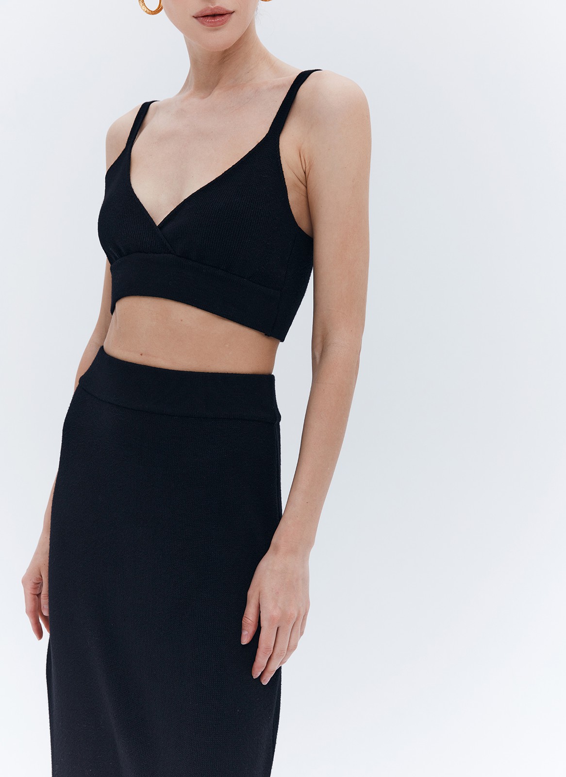 Топ-лиф вязаный, цвет: Черный Allweneed Топ-лиф из тонкого вязаного трикотажа. Трендовая модель этого сезона - топ-лиф, для дополнения эффектных или повседневных образов с юбками, брюками и джинсами. Дополнит образ с юбкой из того же вязаного трикотажа
. Пояс под грудью для лучшей посадки;
Связан в рубчик из гладкой шелковистой пряжи, хорошо пропускающей воздух;
Благодаря искусственным волокнам изделие не мнется, долго служит и сохраняет форму
На модели размер XS