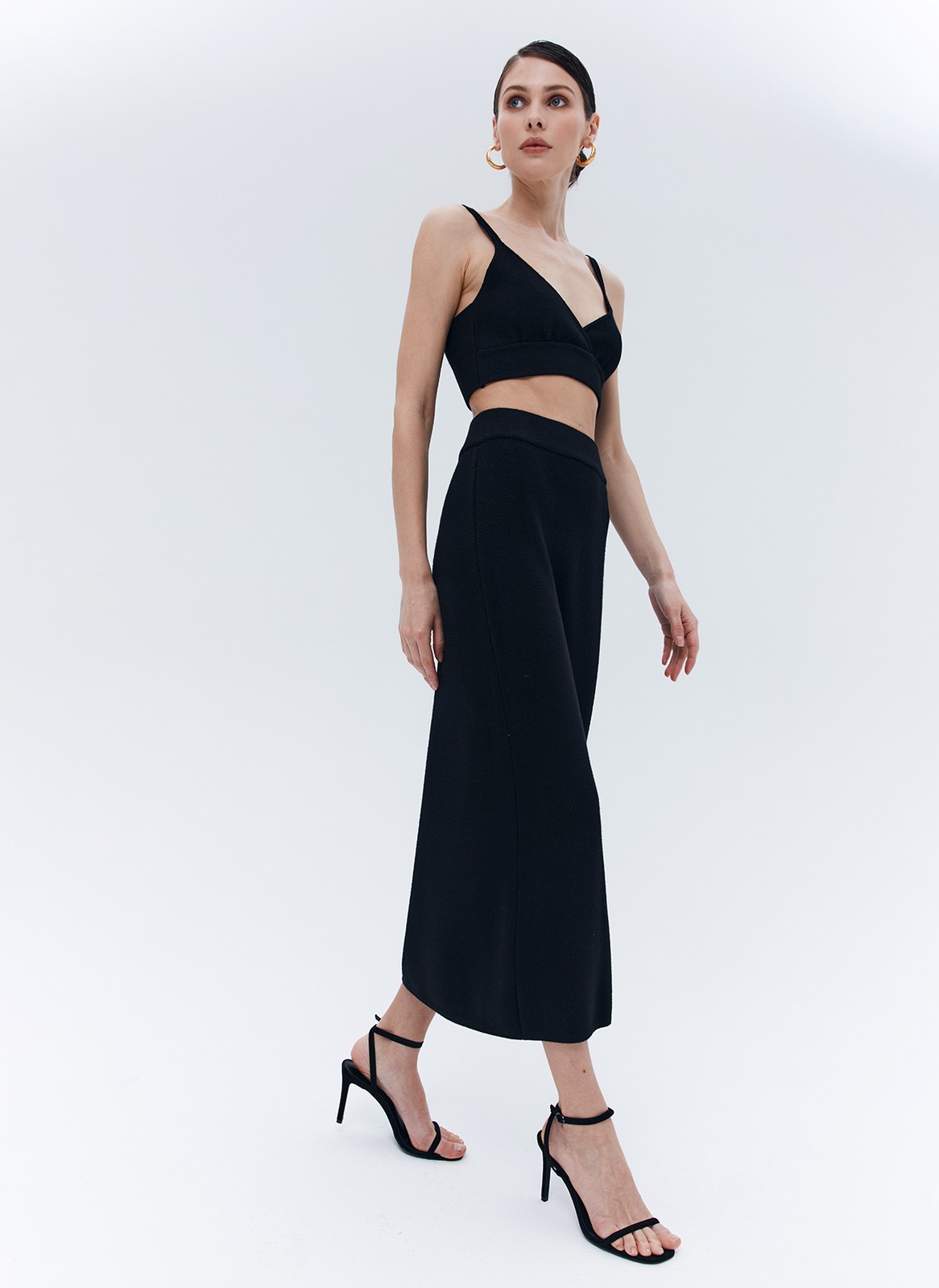 Юбка макси вязаная, цвет: Черный Allweneed Вязаная юбка прямого кроя комфортно облегает силуэт, а эластичный пояс позволяет регулировать посадку. Гладкий трикотаж из вискрозы связан плотным двойным переплетением и слегка холодит кожу. Сочетайте юбку с топом из нашей коллекции, а так же с рубашками, футболками или иными вариантами топов.
На модели размер XS