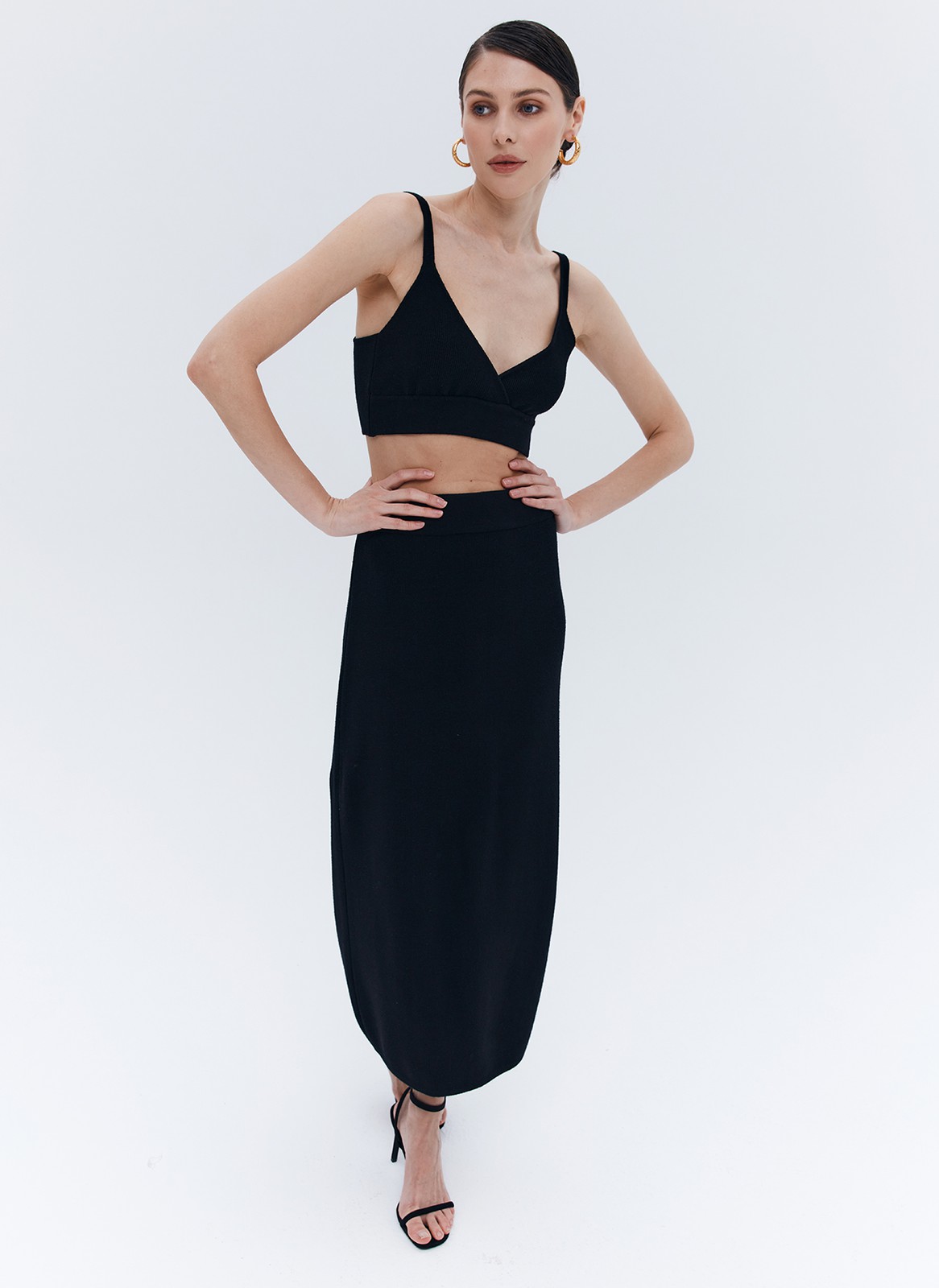 Юбка макси вязаная, цвет: Черный Allweneed Вязаная юбка прямого кроя комфортно облегает силуэт, а эластичный пояс позволяет регулировать посадку. Гладкий трикотаж из вискрозы связан плотным двойным переплетением и слегка холодит кожу. Сочетайте юбку с топом из нашей коллекции, а так же с рубашками, футболками или иными вариантами топов.
На модели размер XS