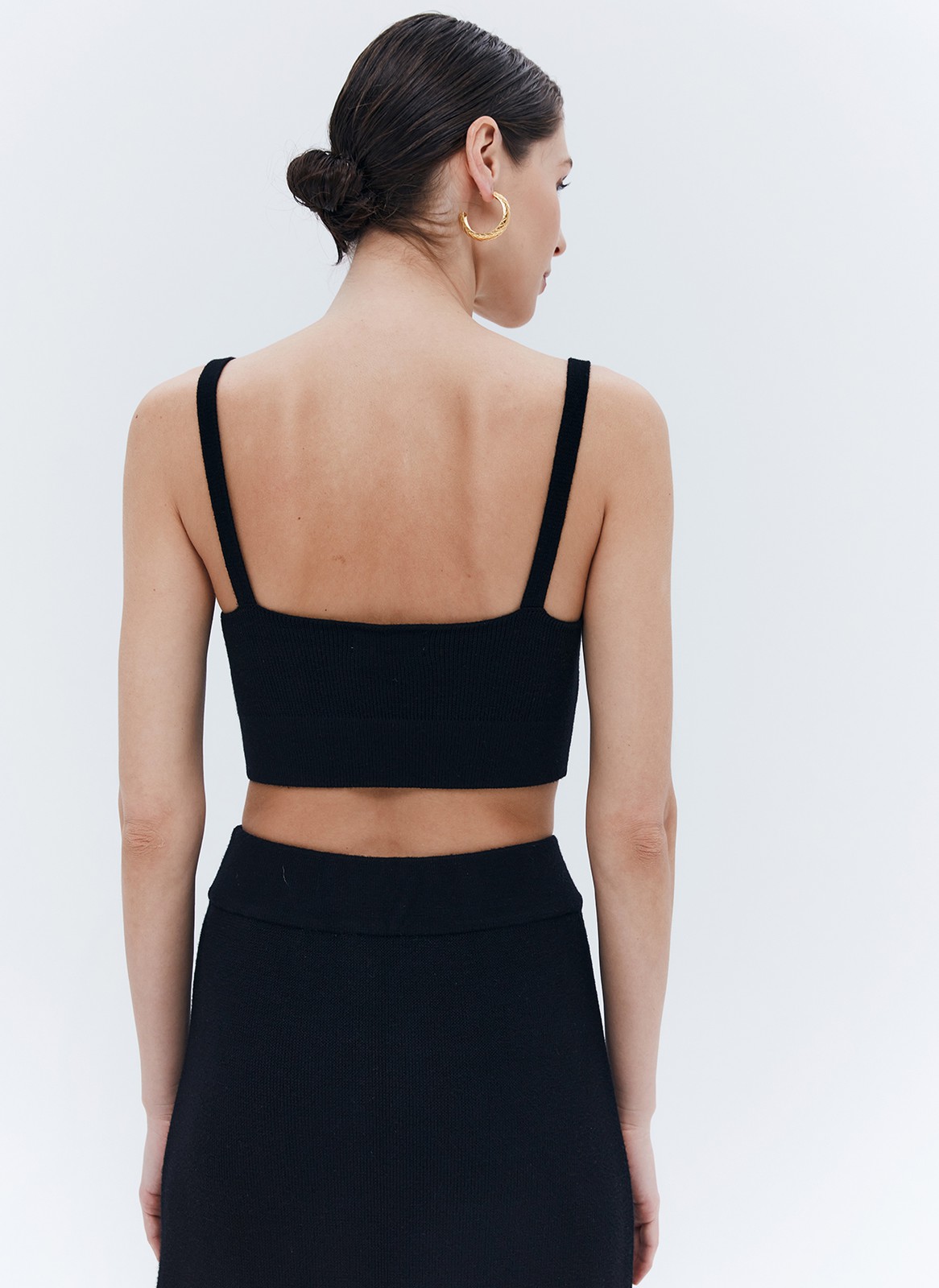 Топ-лиф вязаный, цвет: Черный Allweneed Топ-лиф из тонкого вязаного трикотажа. Трендовая модель этого сезона - топ-лиф, для дополнения эффектных или повседневных образов с юбками, брюками и джинсами. Дополнит образ с юбкой из того же вязаного трикотажа
. Пояс под грудью для лучшей посадки;
Связан в рубчик из гладкой шелковистой пряжи, хорошо пропускающей воздух;
Благодаря искусственным волокнам изделие не мнется, долго служит и сохраняет форму
На модели размер XS