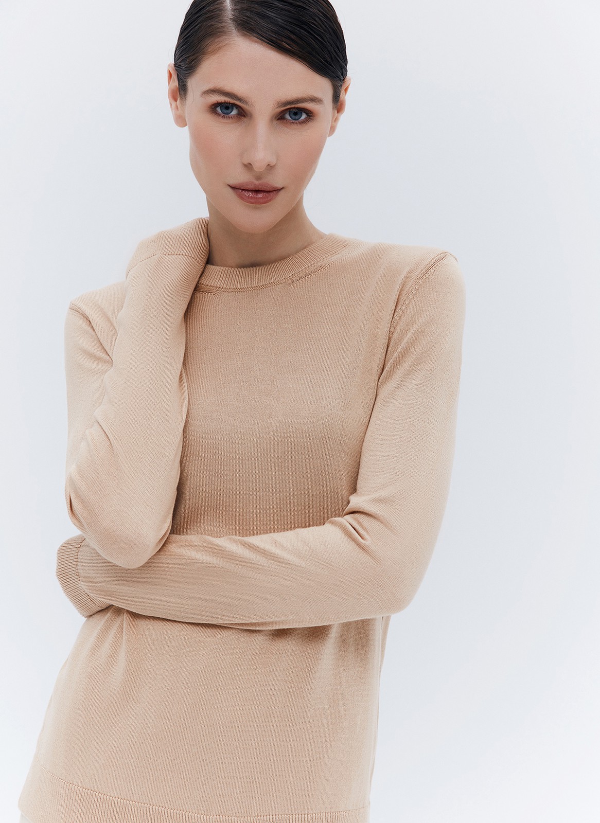 Джемпер вязаный тонкий, цвет: бежевый Allweneed
Джемпер свободного силуэта из трикотажа. Модель из легкой и мягкой пряжи на основе вискозы и дралона. Дралон сверхпрочный и гипоаллергенный материал. Манжеты и круглая горловина. Комфортная модель, чтобы провести в ней целый день. Мы не снимаем джемпер даже дома. Носите с джинсами и юбками прохладным летним вечером. Три оттенка для вас.