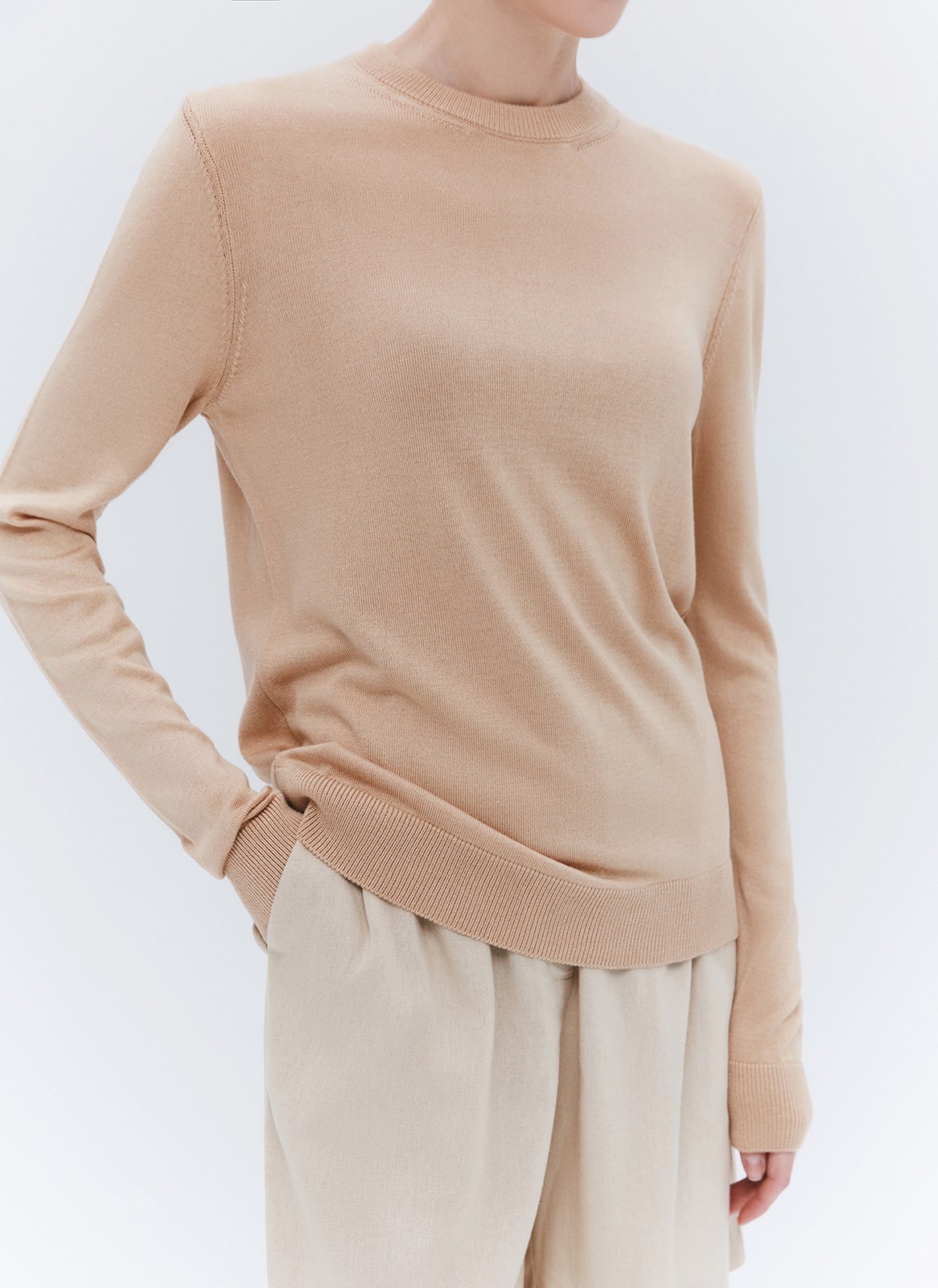 Джемпер вязаный тонкий, цвет: бежевый Allweneed
Джемпер свободного силуэта из трикотажа. Модель из легкой и мягкой пряжи на основе вискозы и дралона. Дралон сверхпрочный и гипоаллергенный материал. Манжеты и круглая горловина. Комфортная модель, чтобы провести в ней целый день. Мы не снимаем джемпер даже дома. Носите с джинсами и юбками прохладным летним вечером. Три оттенка для вас.