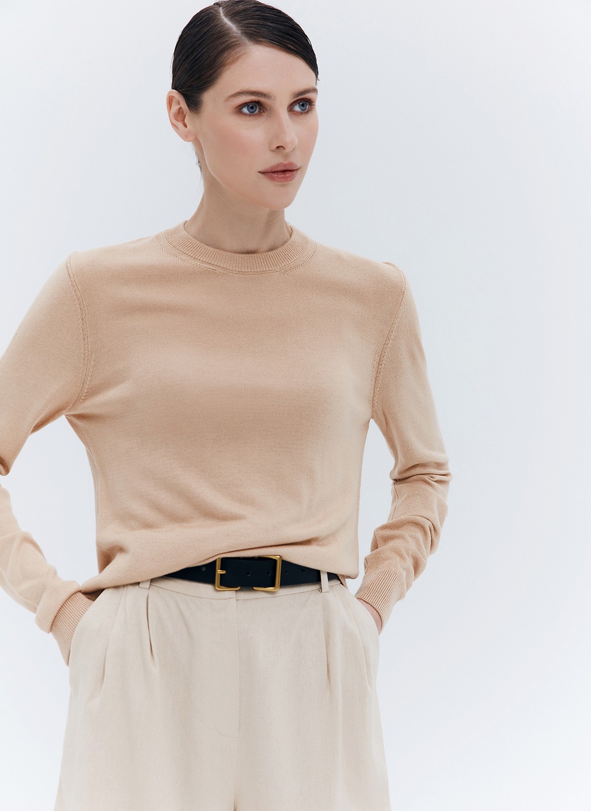 Джемпер вязаный тонкий, цвет: бежевый Allweneed
Джемпер свободного силуэта из трикотажа. Модель из легкой и мягкой пряжи на основе вискозы и дралона. Дралон сверхпрочный и гипоаллергенный материал. Манжеты и круглая горловина. Комфортная модель, чтобы провести в ней целый день. Мы не снимаем джемпер даже дома. Носите с джинсами и юбками прохладным летним вечером. Три оттенка для вас.