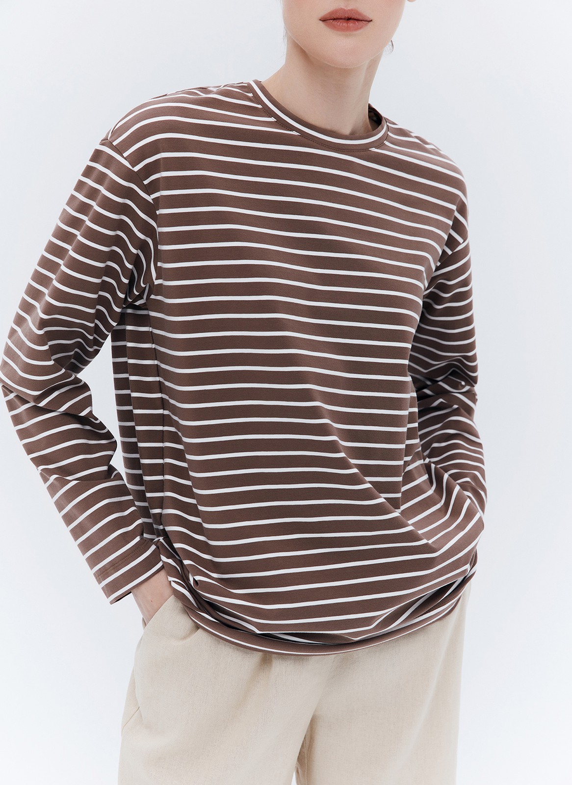 Лонгслив Oversize в полоску, цвет: Кофейно-белый в полоску Allweneed
Лонгслив из длинноволокнистого хлопка. Модель свободного кроя. Хлопок с добавлением искусственных волокон, что делает его мягче и долговечнее обычного хлопка. Двойное переплетение (интерлок) делает ткань прочнее: после стирок футболка не деформируется при правильном уходе. Ткань дышит и впитывает влагу. Составляйте комфортные образы с джинсами и шортами.
На модели размер XS/S