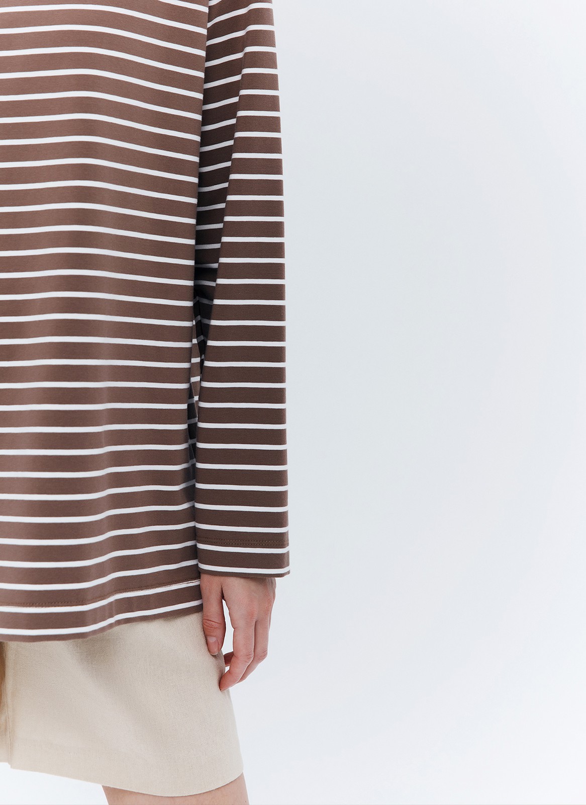Лонгслив Oversize в полоску, цвет: Кофейно-белый в полоску Allweneed
Лонгслив из длинноволокнистого хлопка. Модель свободного кроя. Хлопок с добавлением искусственных волокон, что делает его мягче и долговечнее обычного хлопка. Двойное переплетение (интерлок) делает ткань прочнее: после стирок футболка не деформируется при правильном уходе. Ткань дышит и впитывает влагу. Составляйте комфортные образы с джинсами и шортами.
На модели размер XS/S