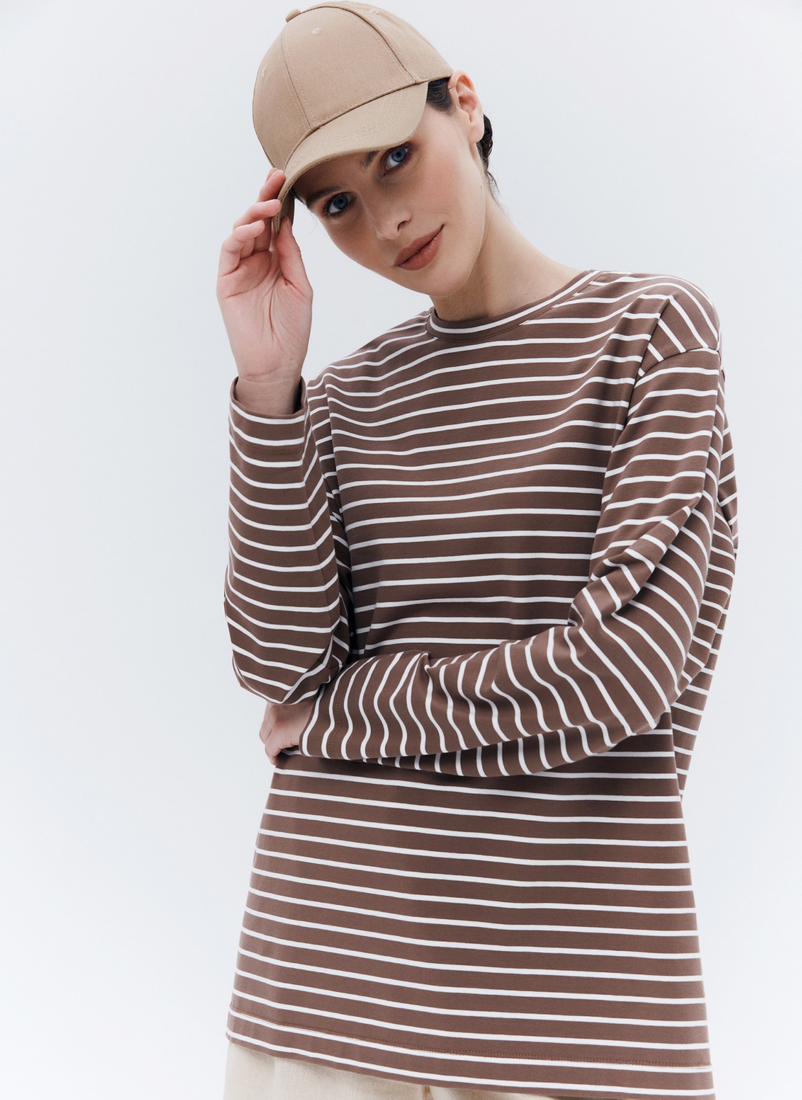 Лонгслив Oversize в полоску, цвет: Кофейно-белый в полоску Allweneed
Лонгслив из длинноволокнистого хлопка. Модель свободного кроя. Хлопок с добавлением искусственных волокон, что делает его мягче и долговечнее обычного хлопка. Двойное переплетение (интерлок) делает ткань прочнее: после стирок футболка не деформируется при правильном уходе. Ткань дышит и впитывает влагу. Составляйте комфортные образы с джинсами и шортами.
На модели размер XS/S