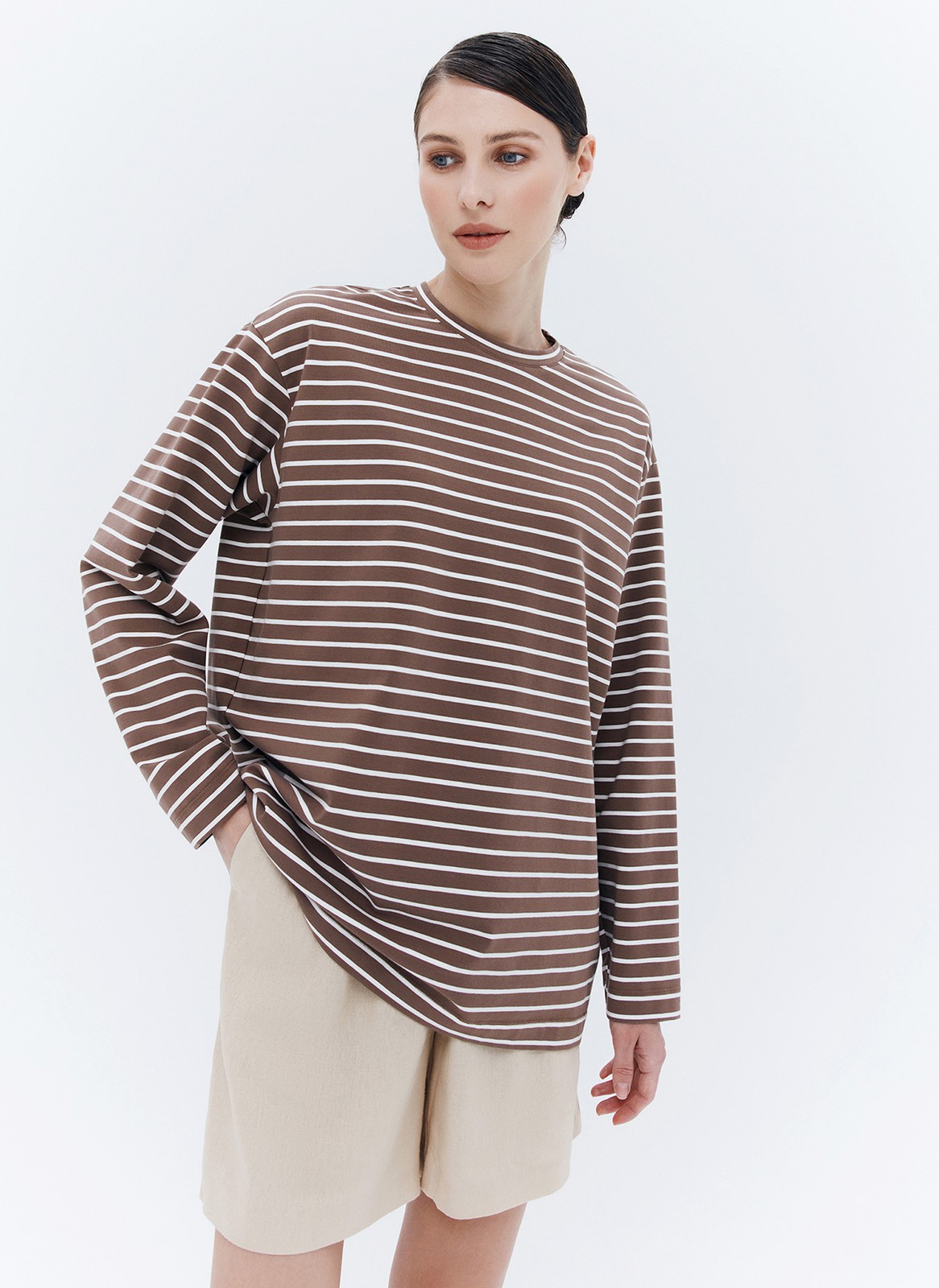 Лонгслив Oversize в полоску, цвет: Кофейно-белый в полоску Allweneed
Лонгслив из длинноволокнистого хлопка. Модель свободного кроя. Хлопок с добавлением искусственных волокон, что делает его мягче и долговечнее обычного хлопка. Двойное переплетение (интерлок) делает ткань прочнее: после стирок футболка не деформируется при правильном уходе. Ткань дышит и впитывает влагу. Составляйте комфортные образы с джинсами и шортами.
На модели размер XS/S