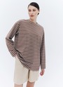 Лонгслив Oversize в полоску, цвет: Кофейно-белый в полоску Allweneed
Лонгслив из длинноволокнистого хлопка. Модель свободного кроя. Хлопок с добавлением искусственных волокон, что делает его мягче и долговечнее обычного хлопка. Двойное переплетение (интерлок) делает ткань прочнее: после стирок футболка не деформируется при правильном уходе. Ткань дышит и впитывает влагу. Составляйте комфортные образы с джинсами и шортами.
На модели размер XS/S