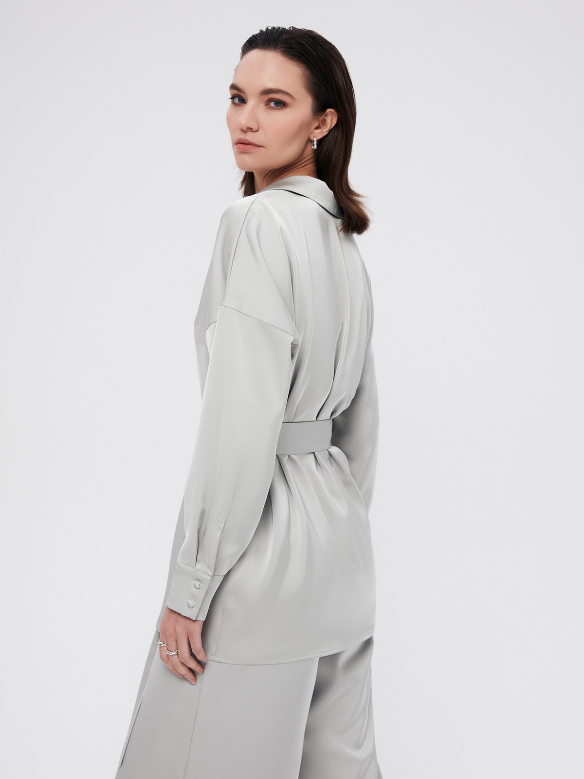 Рубашка Oversize с поясом, цвет: мятный Allweneed
Удлиненная рубашка из ткани атласного переплетения с шелковистой текстурой. Ткань красиво сияет на солнце. Спущенная линия плеча подчеркивает хрупкость силуэта. Сьемный пояс на линии талии. Широкие рукава с манжетами можно закатать на нужную высоту для удобства. Застежка на пуговицы, обтянутые собственной тканью. Образ дополнят брюки палаццо из новой коллекции.
На модели размер XS/S