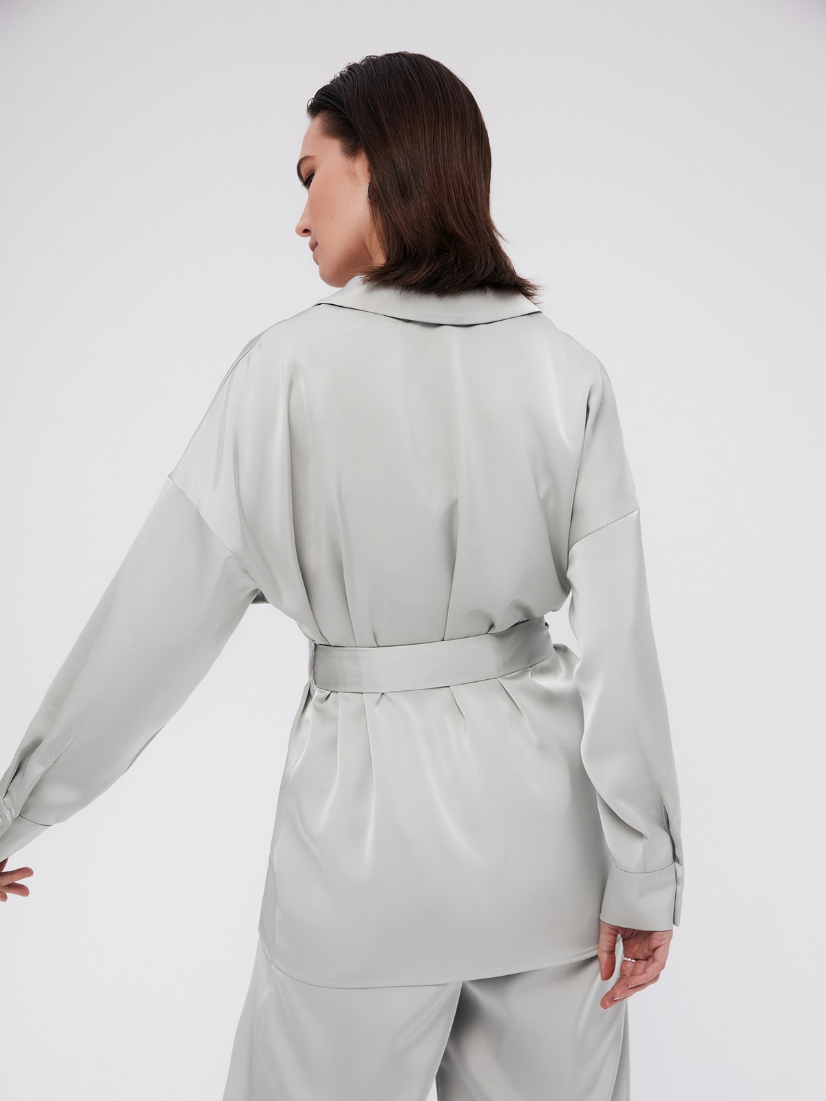 Рубашка Oversize с поясом, цвет: мятный Allweneed
Удлиненная рубашка из ткани атласного переплетения с шелковистой текстурой. Ткань красиво сияет на солнце. Спущенная линия плеча подчеркивает хрупкость силуэта. Сьемный пояс на линии талии. Широкие рукава с манжетами можно закатать на нужную высоту для удобства. Застежка на пуговицы, обтянутые собственной тканью. Образ дополнят брюки палаццо из новой коллекции.
На модели размер XS/S