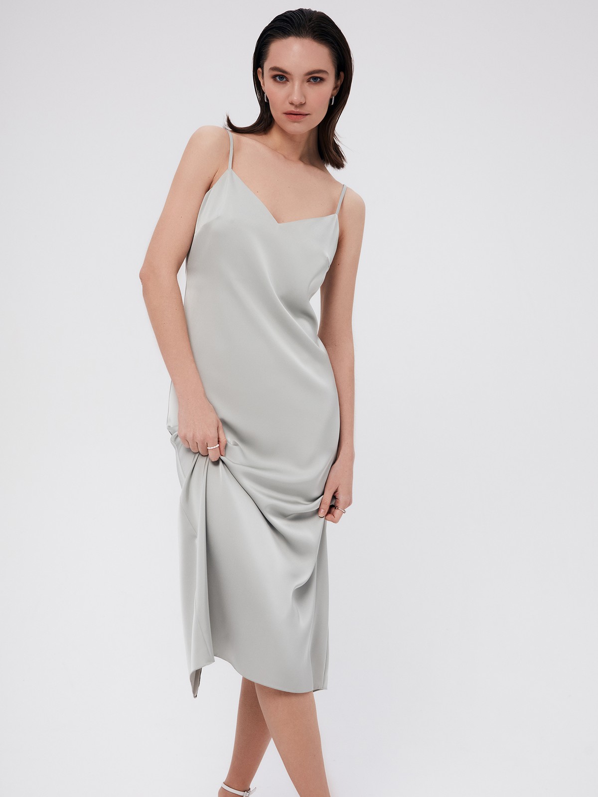Платье - Комбинация, цвет: мятный Allweneed
Платье-комбинация длины миди. Глубокий V-образный вырез платья зрительно вытягивает вашу шею, а завышенная линия талии удлиняет фигуру. Платье прилегает и аккуратно подчеркивает красоту изгибов тела, при этом сохраняется полная свобода движений. Застежка на потайную молнию на спине. Ткань атласного переплетения с шелковистой текстурой деликатно переливается, поэтому можно сделать красивые снимки на солнце во время отпуска. Здорово, правда? Рекомендуем подбирать размер с учетом слегка свободного облегания. Носите самостоятельно или с жакетом и рубашкой.
На модели размер XS