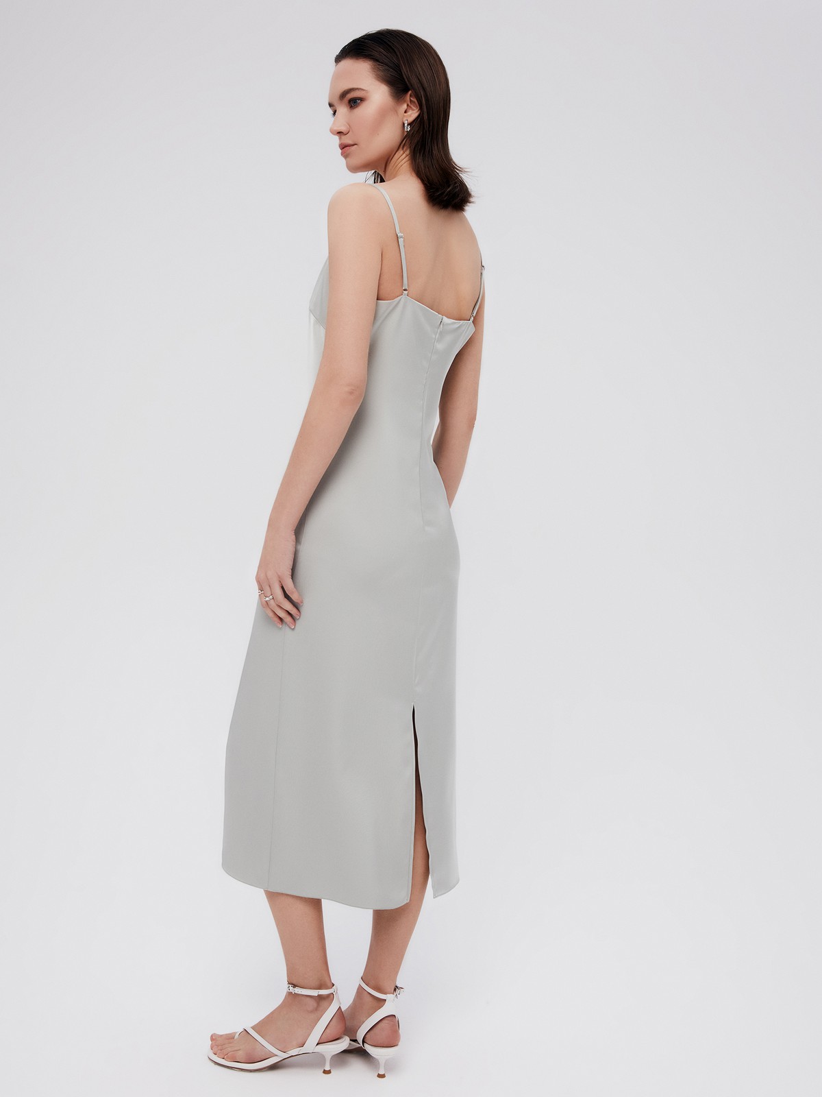 Платье - Комбинация, цвет: мятный Allweneed
Платье-комбинация длины миди. Глубокий V-образный вырез платья зрительно вытягивает вашу шею, а завышенная линия талии удлиняет фигуру. Платье прилегает и аккуратно подчеркивает красоту изгибов тела, при этом сохраняется полная свобода движений. Застежка на потайную молнию на спине. Ткань атласного переплетения с шелковистой текстурой деликатно переливается, поэтому можно сделать красивые снимки на солнце во время отпуска. Здорово, правда? Рекомендуем подбирать размер с учетом слегка свободного облегания. Носите самостоятельно или с жакетом и рубашкой.
На модели размер XS