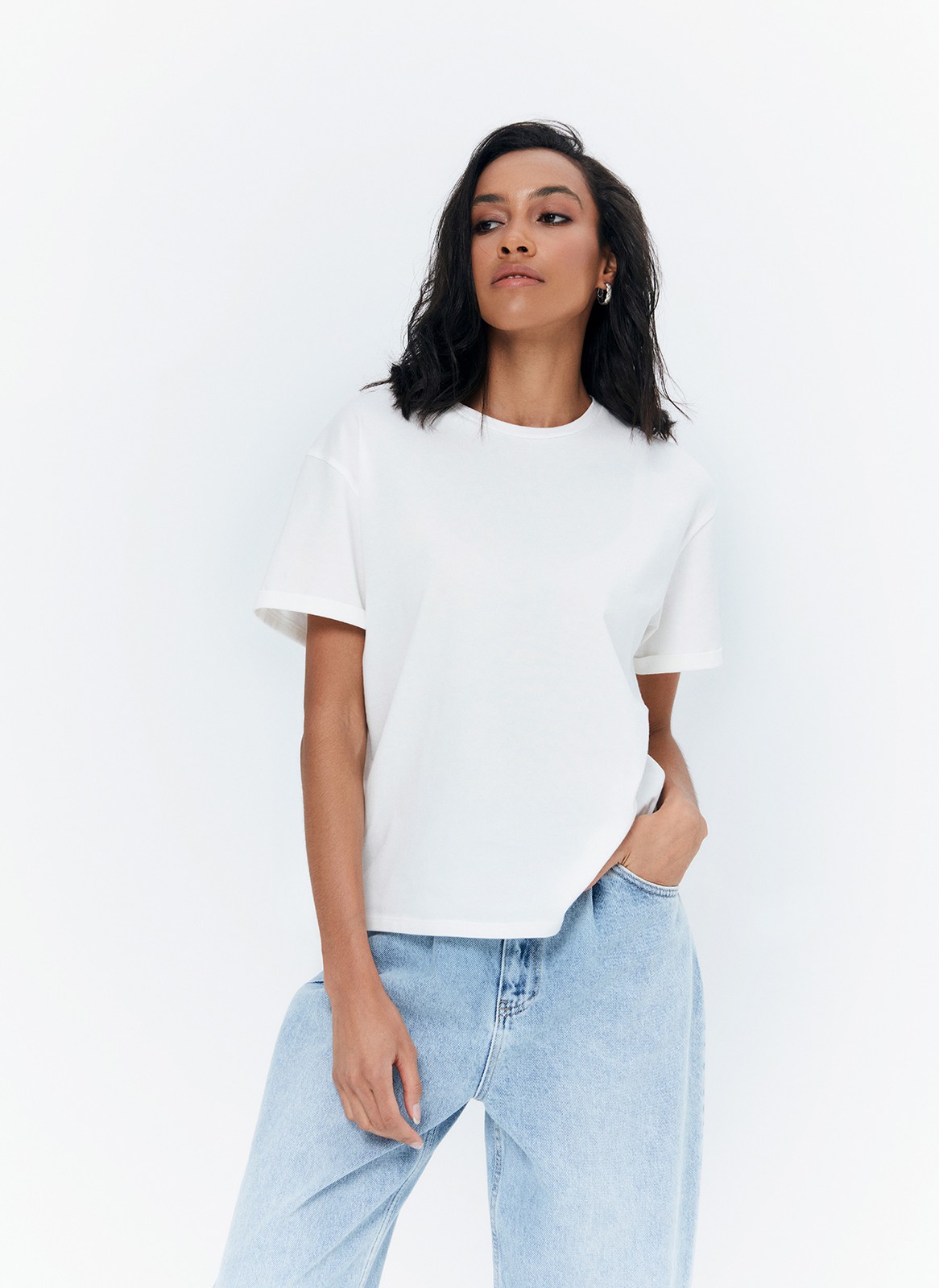 Футболка свободного кроя из слегка тянущегося хлопкового материала. В новой коллекции мы выпустили футболки в новыхбазовых, пастельных и приглушенных цветах.

На модели размер S