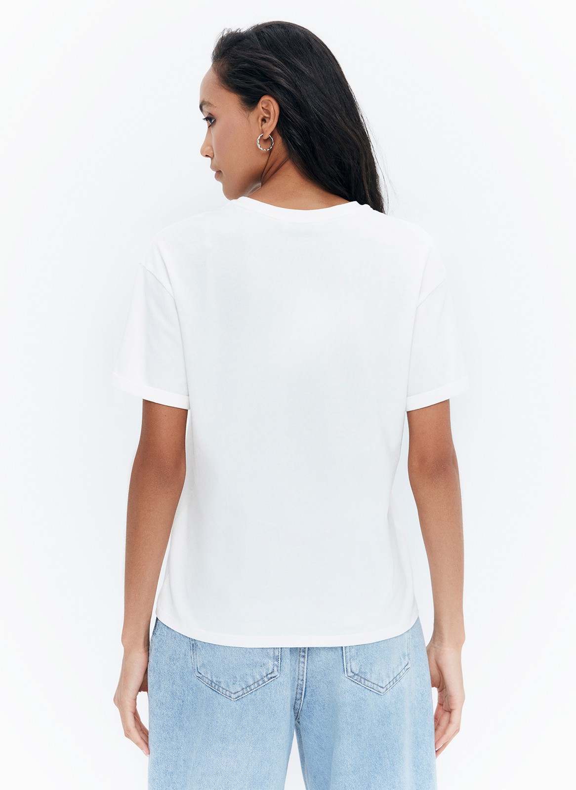 Футболка свободного кроя из слегка тянущегося хлопкового материала. В новой коллекции мы выпустили футболки в новыхбазовых, пастельных и приглушенных цветах.

На модели размер S