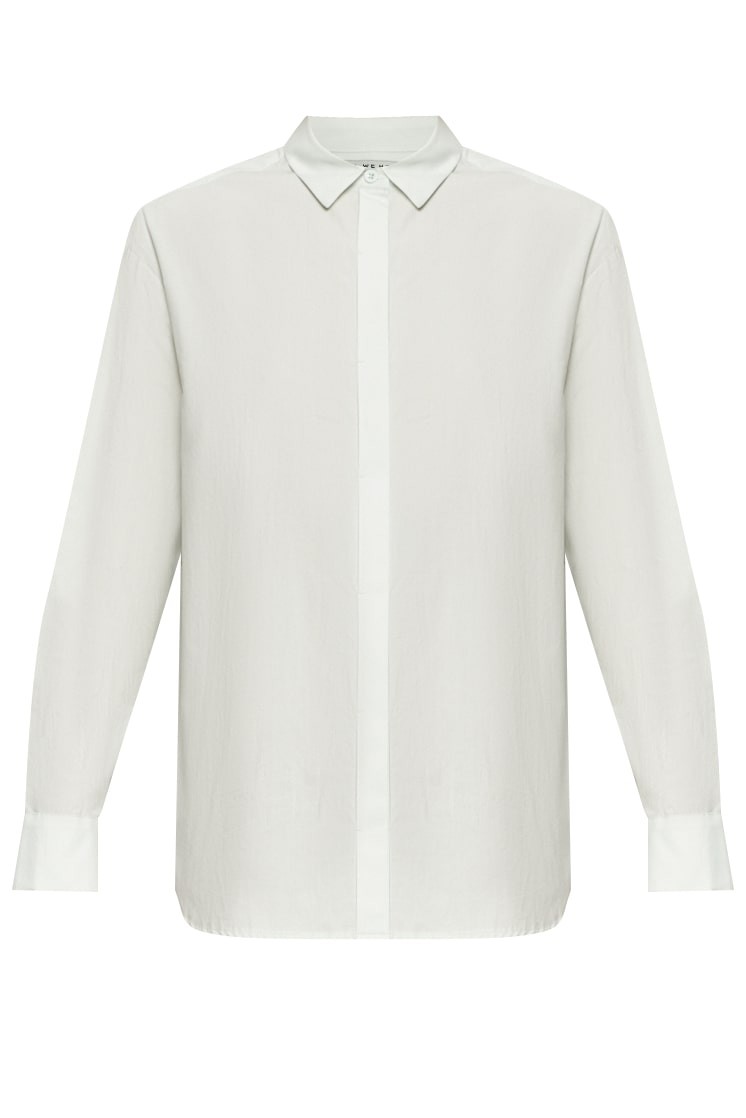 


Рубашка oversize кроя с отложным воротником и супатной застежкой на пуговицы. Длинные рукава с классическими манжетами. Слегка удлиненная спинка. Носите навыпуск или заправленной в контрастную юбку, шорты или брюки.

На модели размер XS/S