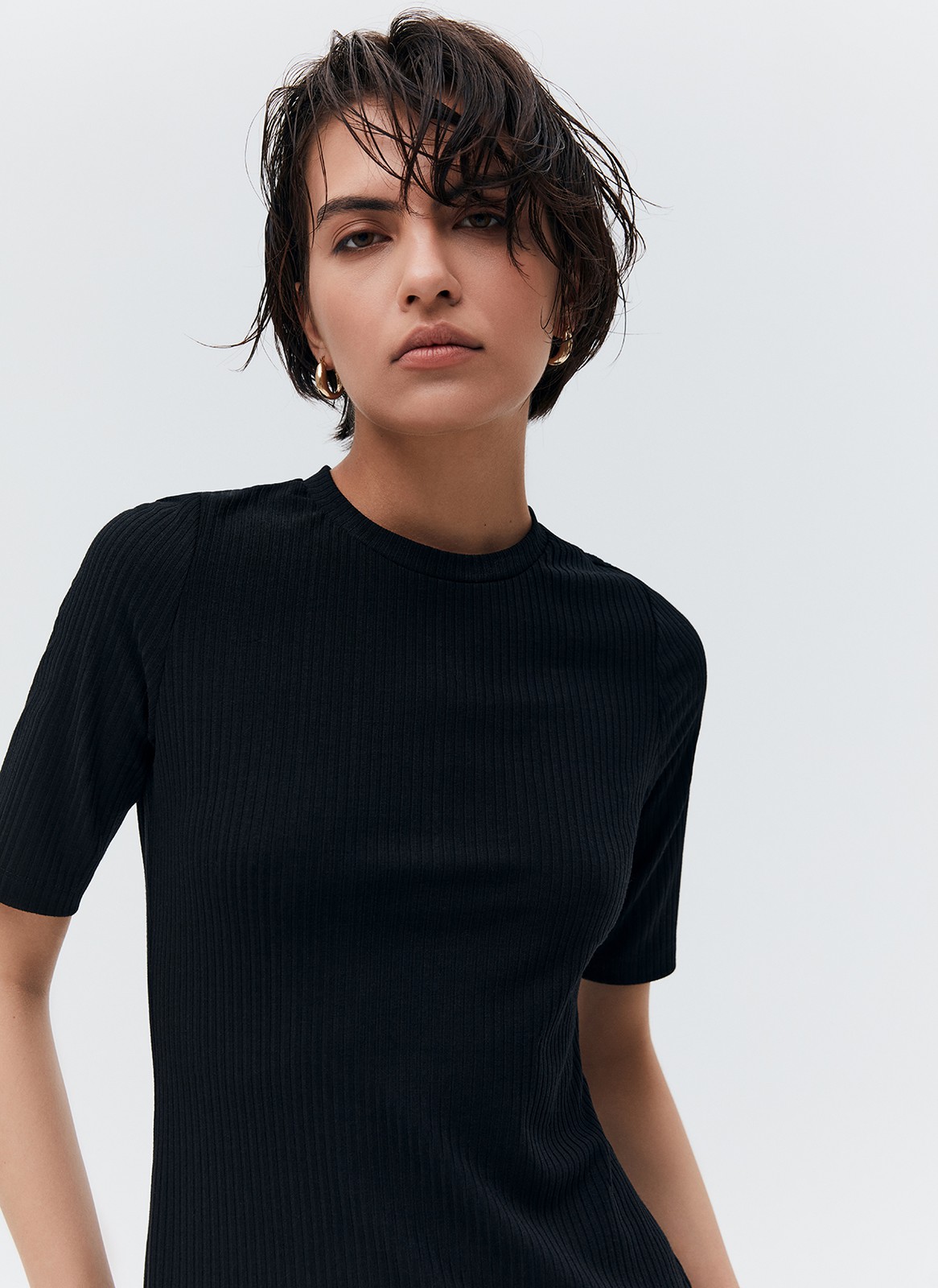 Облегающее платье миди в рубчик из кроеного трикотажа, цвет: ЧЁРНЫЙ Allweneed Платье из трикотажа длины миди. Модель прямого силуэта. Короткий рукав и круглая горловина. Ткань хорошо держит форму, поэтому подчеркивает достоинства фигуры. Мы носим модель каждый день на работу и на прогулки с подругами. Сочетайте с плащом, легким пальто и жакетами. Четыре базовых оттенка на ваш выбор.
На модели размер XS