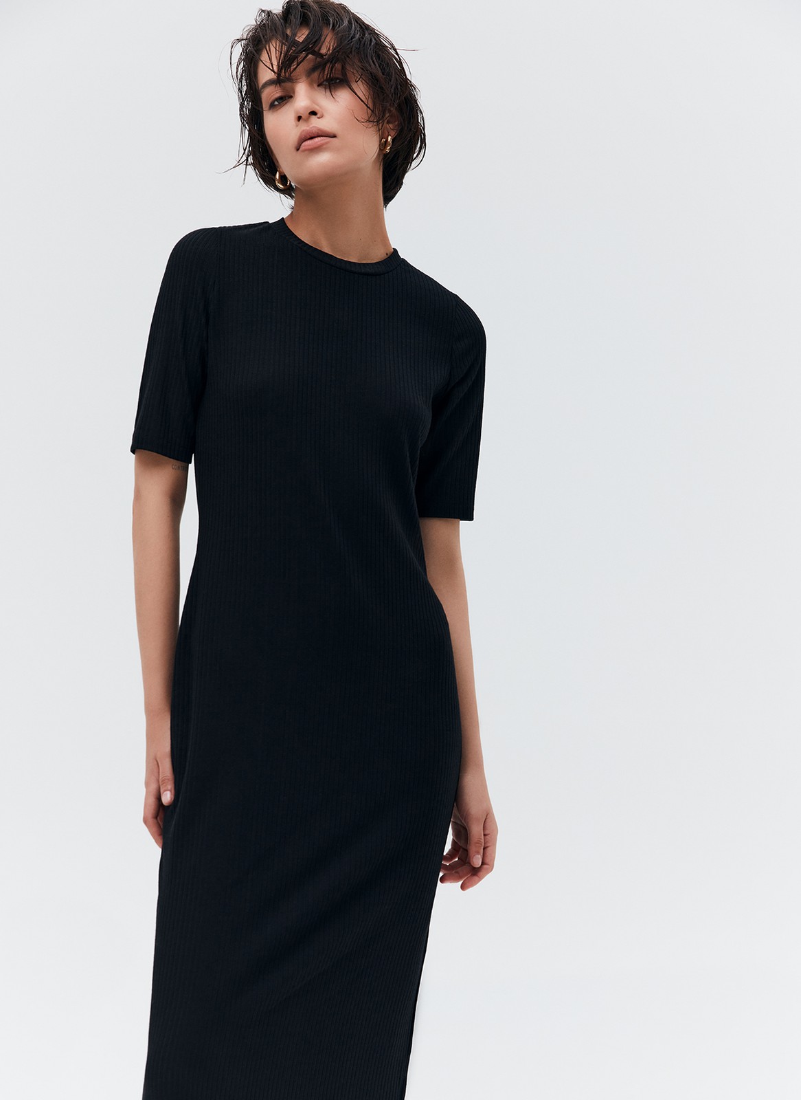 Облегающее платье миди в рубчик из кроеного трикотажа, цвет: ЧЁРНЫЙ Allweneed Платье из трикотажа длины миди. Модель прямого силуэта. Короткий рукав и круглая горловина. Ткань хорошо держит форму, поэтому подчеркивает достоинства фигуры. Мы носим модель каждый день на работу и на прогулки с подругами. Сочетайте с плащом, легким пальто и жакетами. Четыре базовых оттенка на ваш выбор.
На модели размер XS