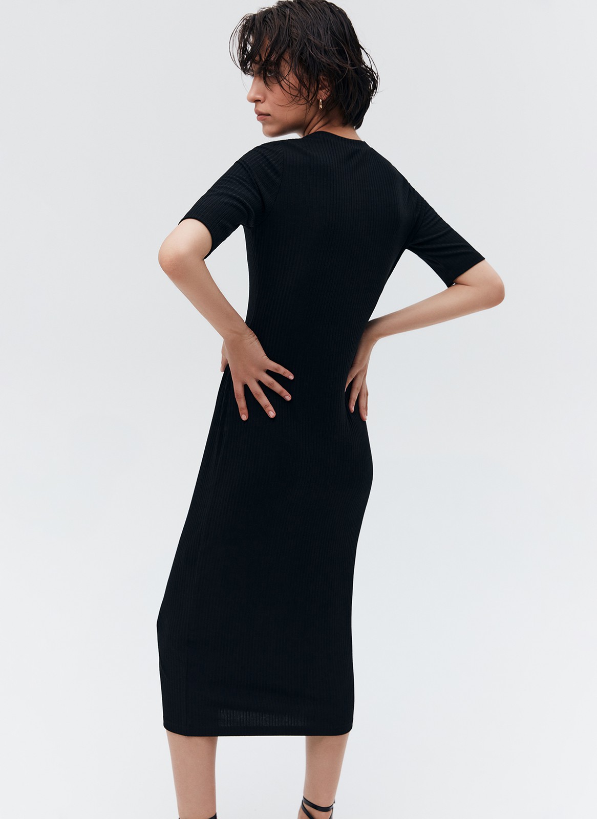 Облегающее платье миди в рубчик из кроеного трикотажа, цвет: ЧЁРНЫЙ Allweneed Платье из трикотажа длины миди. Модель прямого силуэта. Короткий рукав и круглая горловина. Ткань хорошо держит форму, поэтому подчеркивает достоинства фигуры. Мы носим модель каждый день на работу и на прогулки с подругами. Сочетайте с плащом, легким пальто и жакетами. Четыре базовых оттенка на ваш выбор.
На модели размер XS