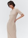 Облегающее платье миди в рубчик из кроеного трикотажа, цвет: бежевый Allweneed Платье из трикотажа длины миди. Модель прямого силуэта. Короткий рукав и круглая горловина. Ткань хорошо держит форму, поэтому подчеркивает достоинства фигуры. Мы носим модель каждый день на работу и на прогулки с подругами. Сочетайте с плащом, легким пальто и жакетами. Четыре базовых оттенка на ваш выбор.
На модели размер XS