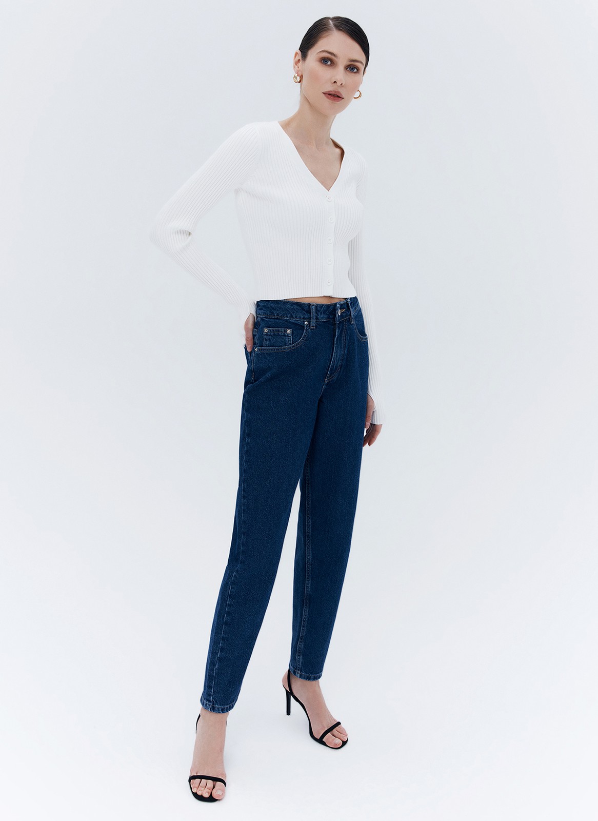 Укороченный кардиган, цвет: молочный Allweneed Укороченный кардиган облегающего силуэта. Удобная застежка на пуговицы. Мы сделали акцент на удлиненном рукаве и добавили митенки для больших пальцев. Смесовой материал позволяет ощущать комфорт в любое время года. Носите каждый день с топами или даже на голое тело для wow-эффекта.
На модели размер XS