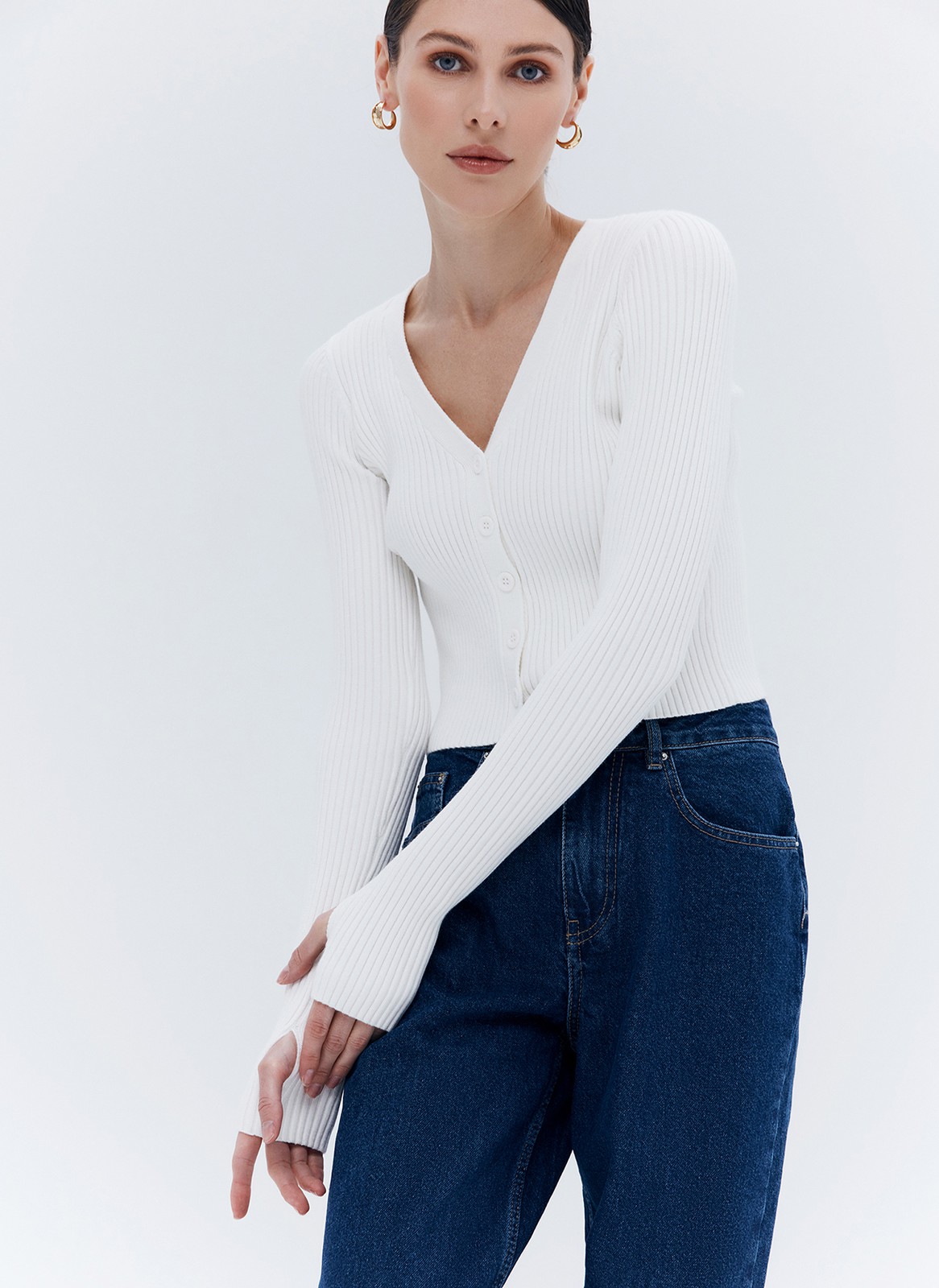 Укороченный кардиган, цвет: молочный Allweneed Укороченный кардиган облегающего силуэта. Удобная застежка на пуговицы. Мы сделали акцент на удлиненном рукаве и добавили митенки для больших пальцев. Смесовой материал позволяет ощущать комфорт в любое время года. Носите каждый день с топами или даже на голое тело для wow-эффекта.
На модели размер XS