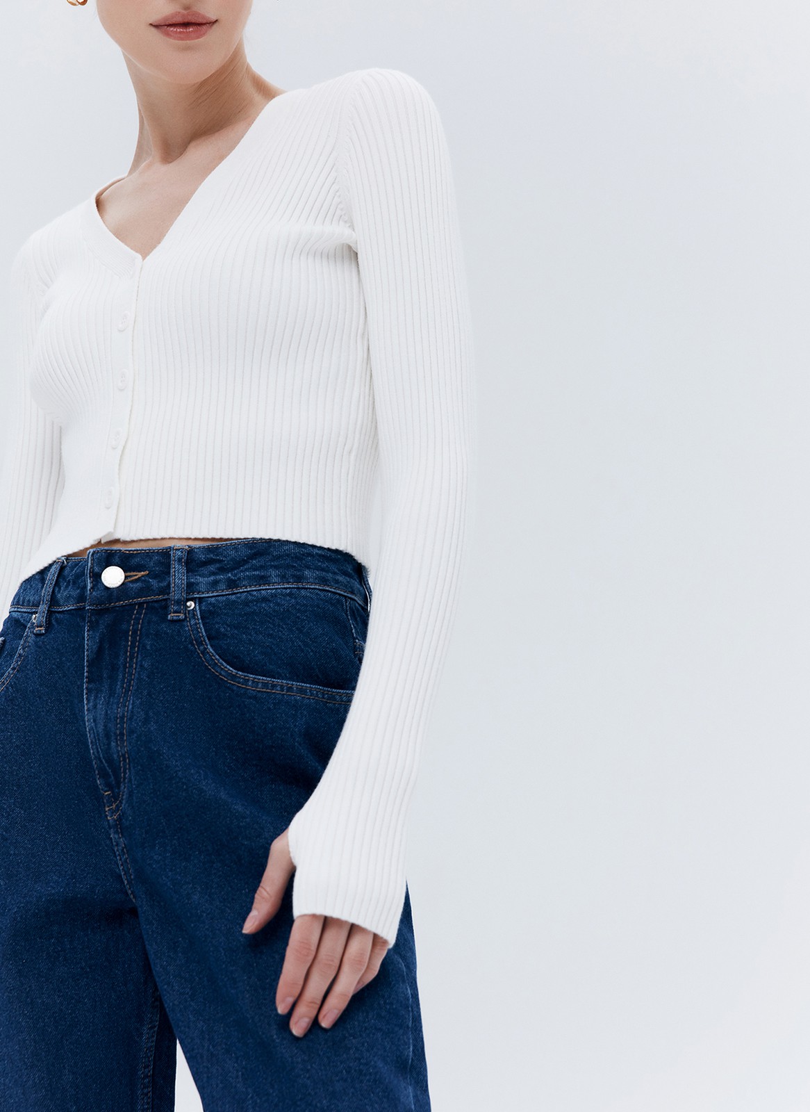 Укороченный кардиган, цвет: молочный Allweneed Укороченный кардиган облегающего силуэта. Удобная застежка на пуговицы. Мы сделали акцент на удлиненном рукаве и добавили митенки для больших пальцев. Смесовой материал позволяет ощущать комфорт в любое время года. Носите каждый день с топами или даже на голое тело для wow-эффекта.
На модели размер XS