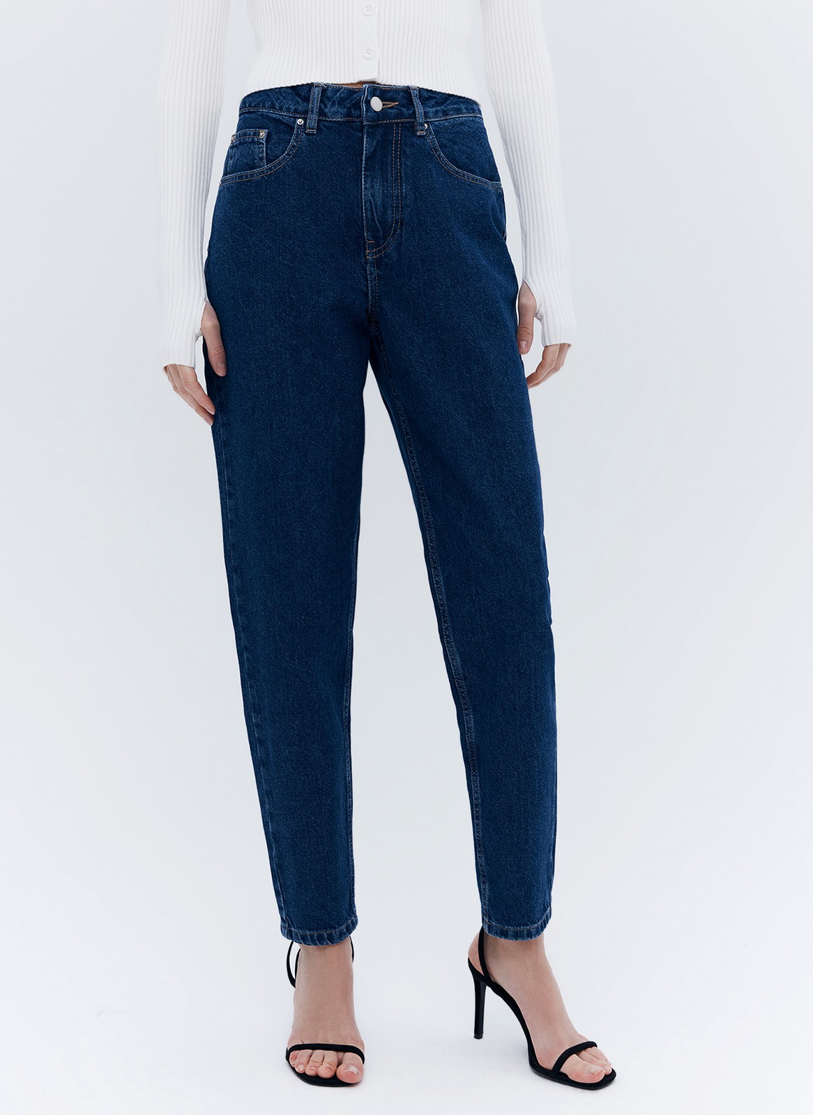 Базовая модель из плотного хлопка, хорошо держат форму. Цвета легко впишутся в гардероб и дополнят любой образ.

