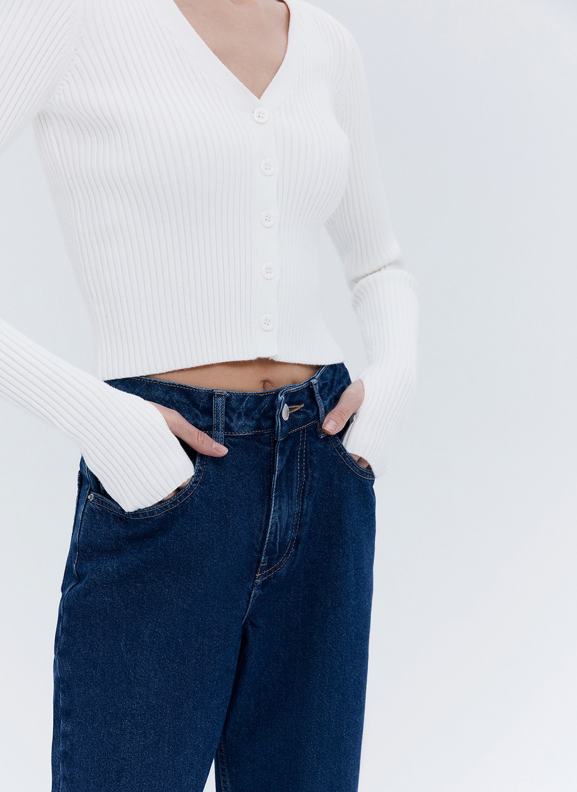 Базовая модель из плотного хлопка, хорошо держат форму. Цвета легко впишутся в гардероб и дополнят любой образ.

