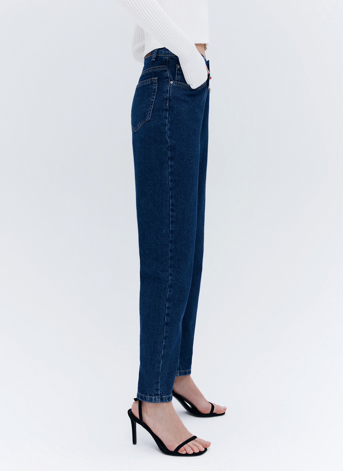 Базовая модель из плотного хлопка, хорошо держат форму. Цвета легко впишутся в гардероб и дополнят любой образ.

