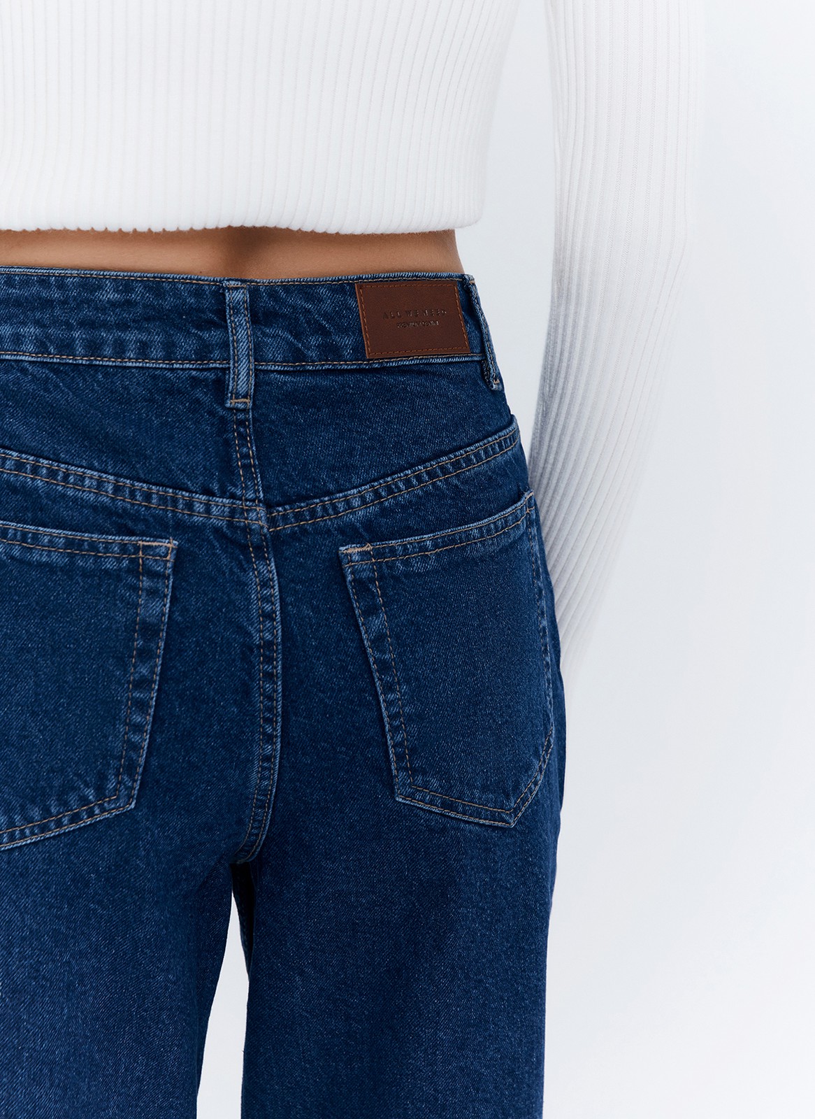 Базовая модель из плотного хлопка, хорошо держат форму. Цвета легко впишутся в гардероб и дополнят любой образ.

