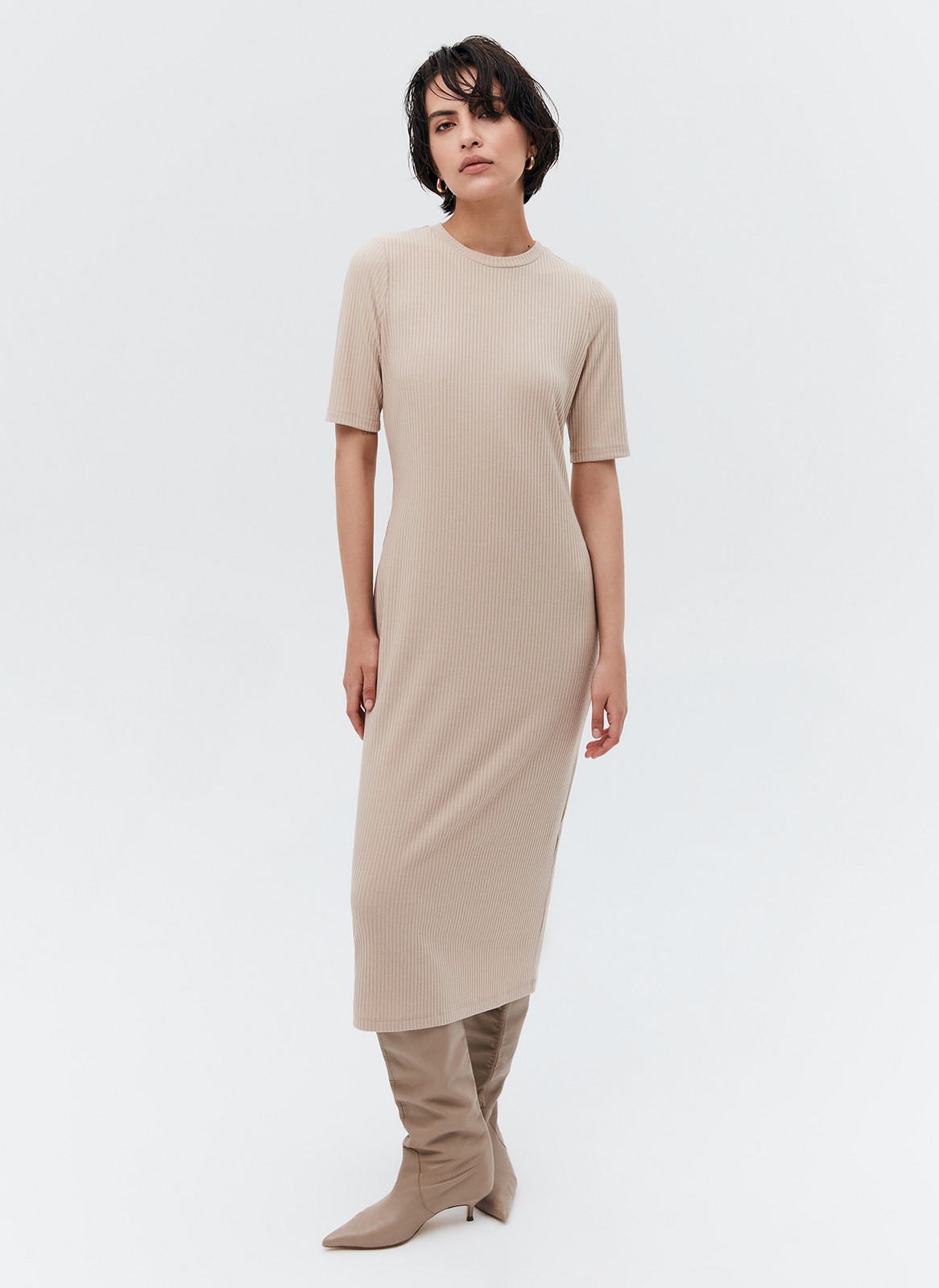 Облегающее платье миди в рубчик из кроеного трикотажа, цвет: бежевый Allweneed Платье из трикотажа длины миди. Модель прямого силуэта. Короткий рукав и круглая горловина. Ткань хорошо держит форму, поэтому подчеркивает достоинства фигуры. Мы носим модель каждый день на работу и на прогулки с подругами. Сочетайте с плащом, легким пальто и жакетами. Четыре базовых оттенка на ваш выбор.
На модели размер XS