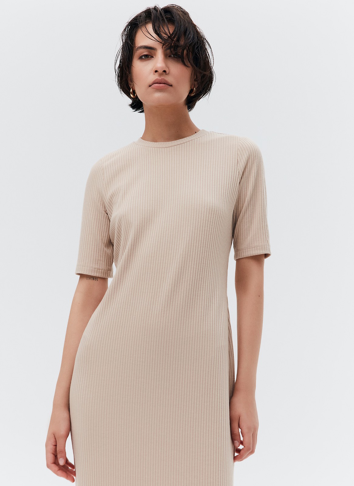 Облегающее платье миди в рубчик из кроеного трикотажа, цвет: бежевый Allweneed Платье из трикотажа длины миди. Модель прямого силуэта. Короткий рукав и круглая горловина. Ткань хорошо держит форму, поэтому подчеркивает достоинства фигуры. Мы носим модель каждый день на работу и на прогулки с подругами. Сочетайте с плащом, легким пальто и жакетами. Четыре базовых оттенка на ваш выбор.
На модели размер XS