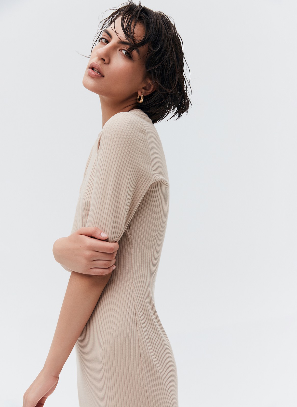 Облегающее платье миди в рубчик из кроеного трикотажа, цвет: бежевый Allweneed Платье из трикотажа длины миди. Модель прямого силуэта. Короткий рукав и круглая горловина. Ткань хорошо держит форму, поэтому подчеркивает достоинства фигуры. Мы носим модель каждый день на работу и на прогулки с подругами. Сочетайте с плащом, легким пальто и жакетами. Четыре базовых оттенка на ваш выбор.
На модели размер XS