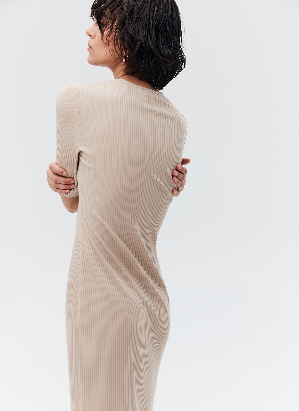 Облегающее платье миди в рубчик из кроеного трикотажа, цвет: бежевый Allweneed Платье из трикотажа длины миди. Модель прямого силуэта. Короткий рукав и круглая горловина. Ткань хорошо держит форму, поэтому подчеркивает достоинства фигуры. Мы носим модель каждый день на работу и на прогулки с подругами. Сочетайте с плащом, легким пальто и жакетами. Четыре базовых оттенка на ваш выбор.
На модели размер XS