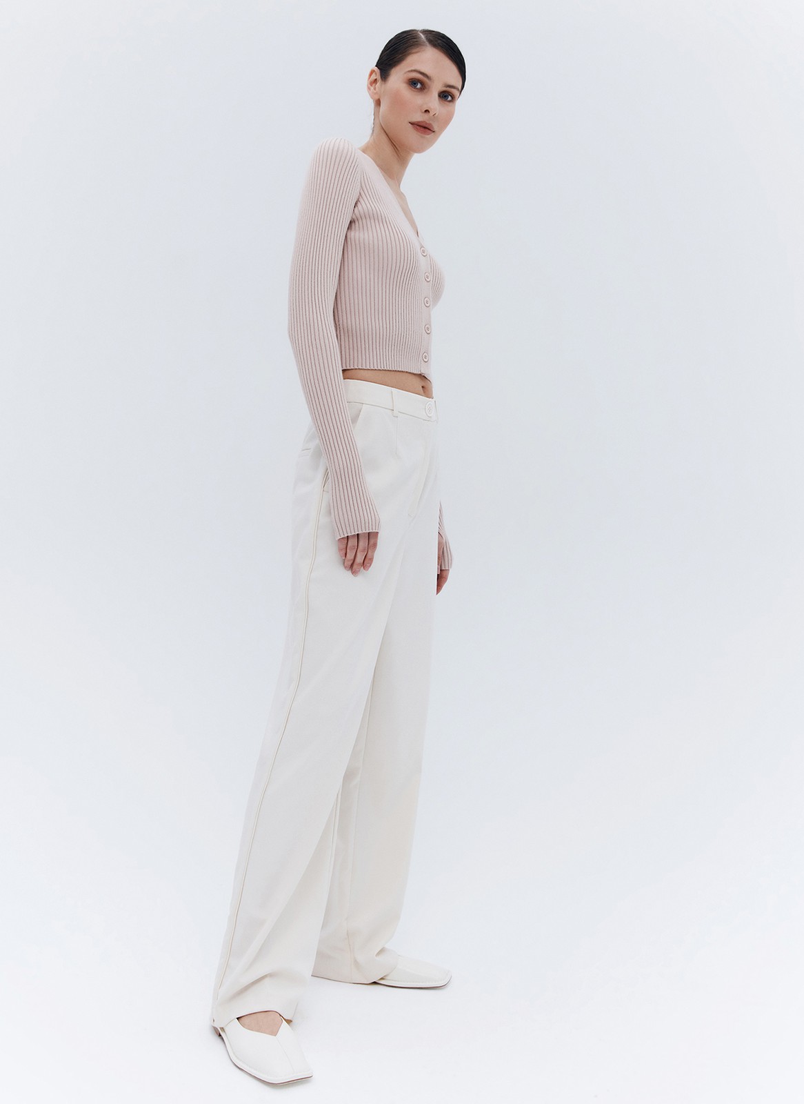 Укороченный кардиган, цвет: бежевый Allweneed Укороченный кардиган облегающего силуэта. Удобная застежка на пуговицы. Мы сделали акцент на удлиненном рукаве и добавили митенки для больших пальцев. Смесовой материал позволяет ощущать комфорт в любое время года. Носите каждый день с топами или даже на голое тело для wow-эффекта.
На модели размер XS