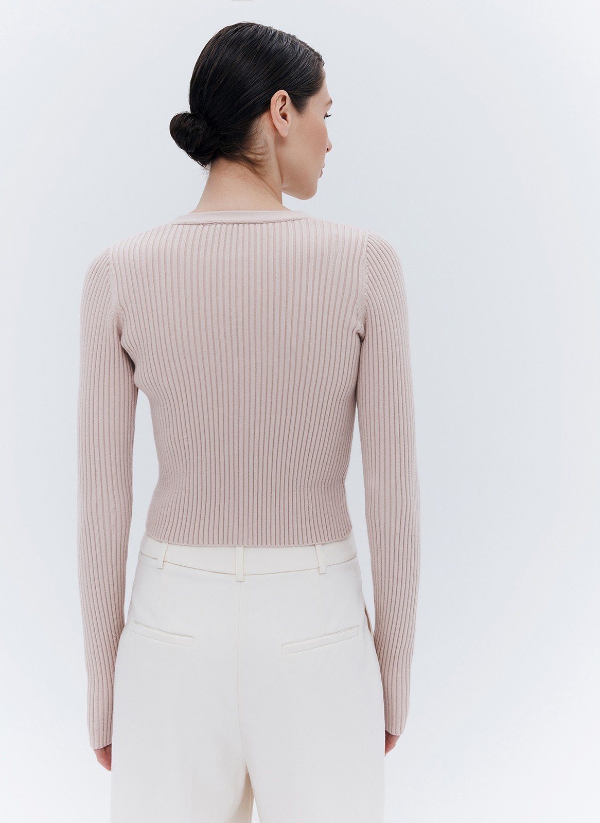 Укороченный кардиган, цвет: бежевый Allweneed Укороченный кардиган облегающего силуэта. Удобная застежка на пуговицы. Мы сделали акцент на удлиненном рукаве и добавили митенки для больших пальцев. Смесовой материал позволяет ощущать комфорт в любое время года. Носите каждый день с топами или даже на голое тело для wow-эффекта.
На модели размер XS