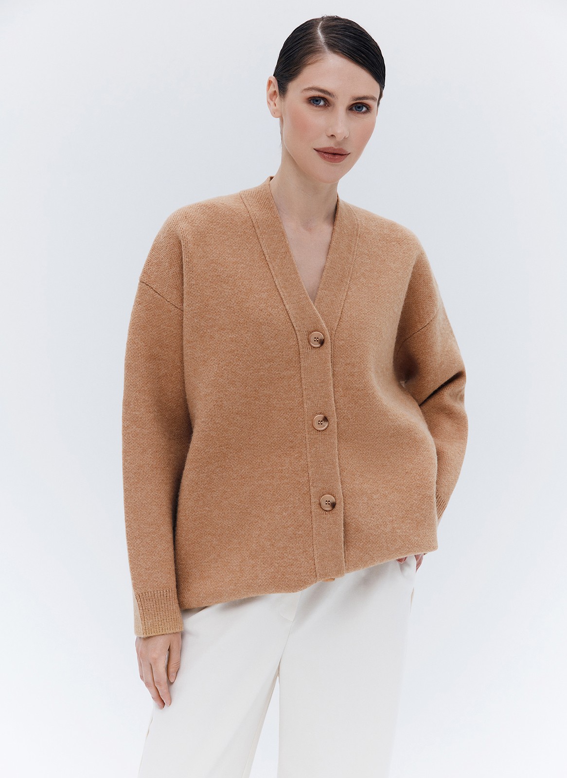 Кардиган Oversize , цвет: бежевый Allweneed
Удлиненный кардиган из мягкого и качественного трикотажа. Объемный крой оформлен V-образным вырезом для красивой зоны декольте и рядом роговых пуговиц. Свободный рукав почти не ощущается на руке и не ограничивает вас в движении. Модель подойдет для создания повседневных и выходных образов.