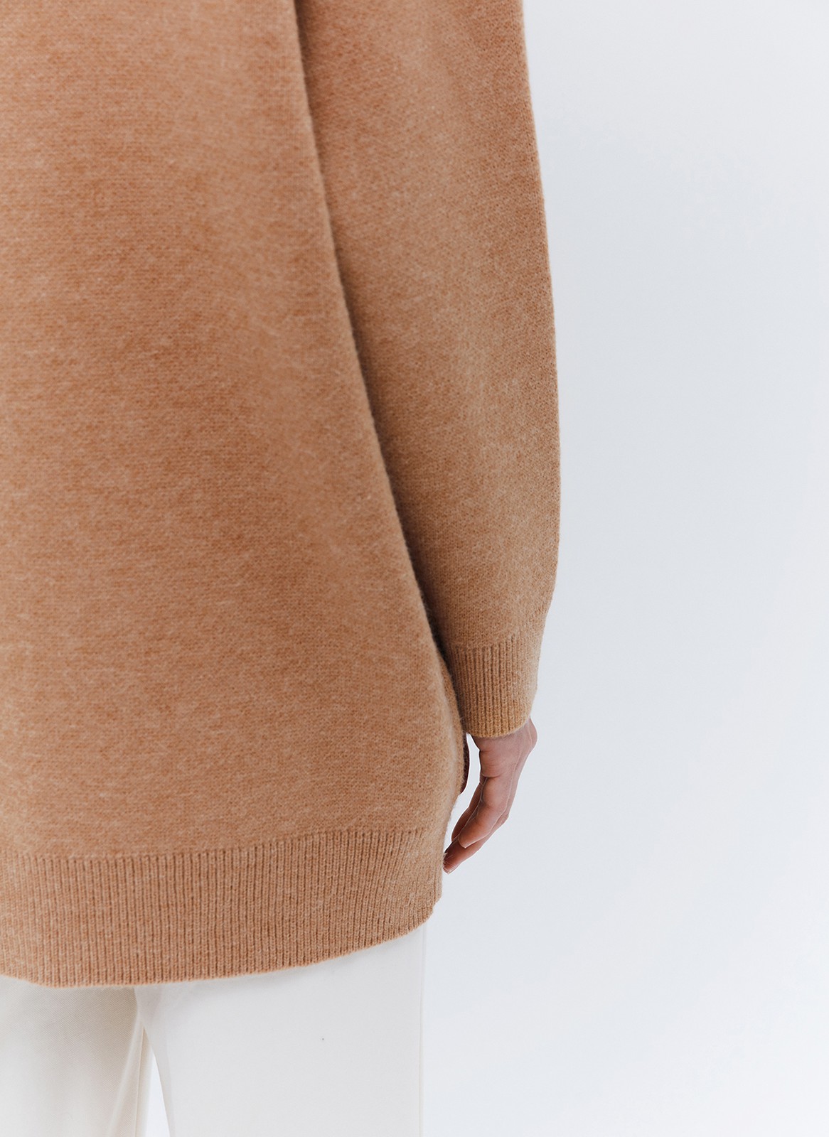 Кардиган Oversize , цвет: бежевый Allweneed
Удлиненный кардиган из мягкого и качественного трикотажа. Объемный крой оформлен V-образным вырезом для красивой зоны декольте и рядом роговых пуговиц. Свободный рукав почти не ощущается на руке и не ограничивает вас в движении. Модель подойдет для создания повседневных и выходных образов.