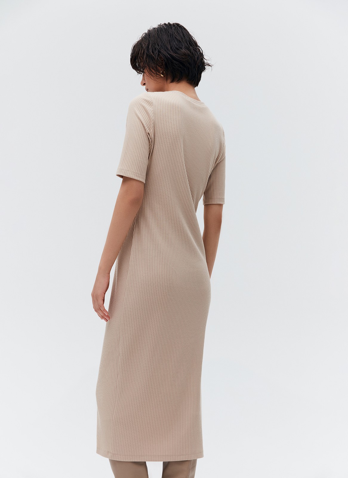 Облегающее платье миди в рубчик из кроеного трикотажа, цвет: бежевый Allweneed Платье из трикотажа длины миди. Модель прямого силуэта. Короткий рукав и круглая горловина. Ткань хорошо держит форму, поэтому подчеркивает достоинства фигуры. Мы носим модель каждый день на работу и на прогулки с подругами. Сочетайте с плащом, легким пальто и жакетами. Четыре базовых оттенка на ваш выбор.
На модели размер XS
