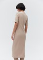 Облегающее платье миди в рубчик из кроеного трикотажа, цвет: бежевый Allweneed Платье из трикотажа длины миди. Модель прямого силуэта. Короткий рукав и круглая горловина. Ткань хорошо держит форму, поэтому подчеркивает достоинства фигуры. Мы носим модель каждый день на работу и на прогулки с подругами. Сочетайте с плащом, легким пальто и жакетами. Четыре базовых оттенка на ваш выбор.
На модели размер XS