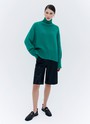 Джемпер oversize с высокой горловиной, цвет: зеленый Allweneed
Джемпер oversize из мягкого хлопка и нежного кашемира. Высокая горловина оформлена ребристой окантовкой для уютного образа и защищает от сильного ветра, а спущенное плечо позволяет носить джемпер с футболками и водолазками для тепла. Модель легко садится под пальто с отложным воротником и заменяет шарф при плохой погоде. Джемпер станет отличным дополнением базового гардероба.