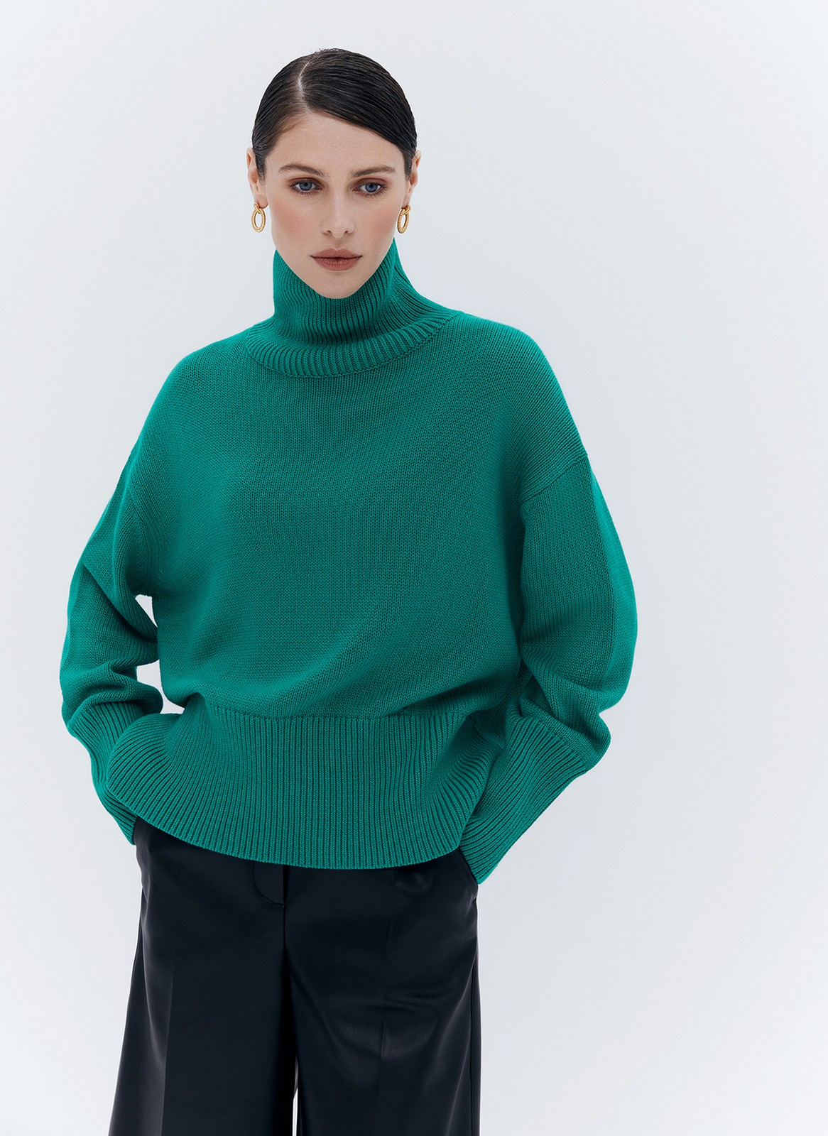 Джемпер oversize с высокой горловиной, цвет: зеленый Allweneed
Джемпер oversize из мягкого хлопка и нежного кашемира. Высокая горловина оформлена ребристой окантовкой для уютного образа и защищает от сильного ветра, а спущенное плечо позволяет носить джемпер с футболками и водолазками для тепла. Модель легко садится под пальто с отложным воротником и заменяет шарф при плохой погоде. Джемпер станет отличным дополнением базового гардероба.