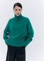 Джемпер oversize с высокой горловиной, цвет: зеленый Allweneed
Джемпер oversize из мягкого хлопка и нежного кашемира. Высокая горловина оформлена ребристой окантовкой для уютного образа и защищает от сильного ветра, а спущенное плечо позволяет носить джемпер с футболками и водолазками для тепла. Модель легко садится под пальто с отложным воротником и заменяет шарф при плохой погоде. Джемпер станет отличным дополнением базового гардероба.